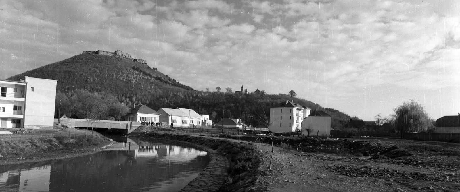 Ukraine,Zakarpattia Oblast, Khust, Husztec folyó, szemben az Ivan Franko utcai híd, háttérben a vár., 1939, Berkó Pál, bridge, shore, castle ruins, panoramic photography, Fortepan #78504