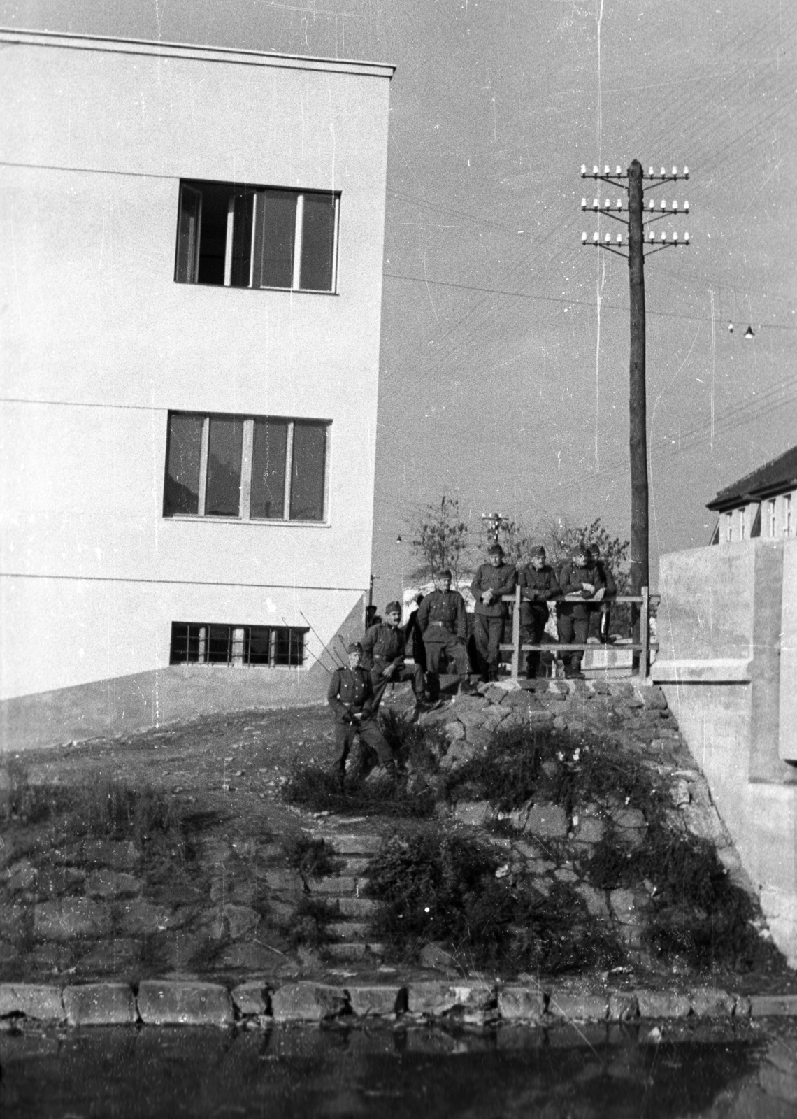 Ukraine,Zakarpattia Oblast, Khust, előtérben a Husztec folyó, jobbra az Ivan Franko utcai híd., 1939, Berkó Pál, tableau, aerial wire, Fortepan #78507