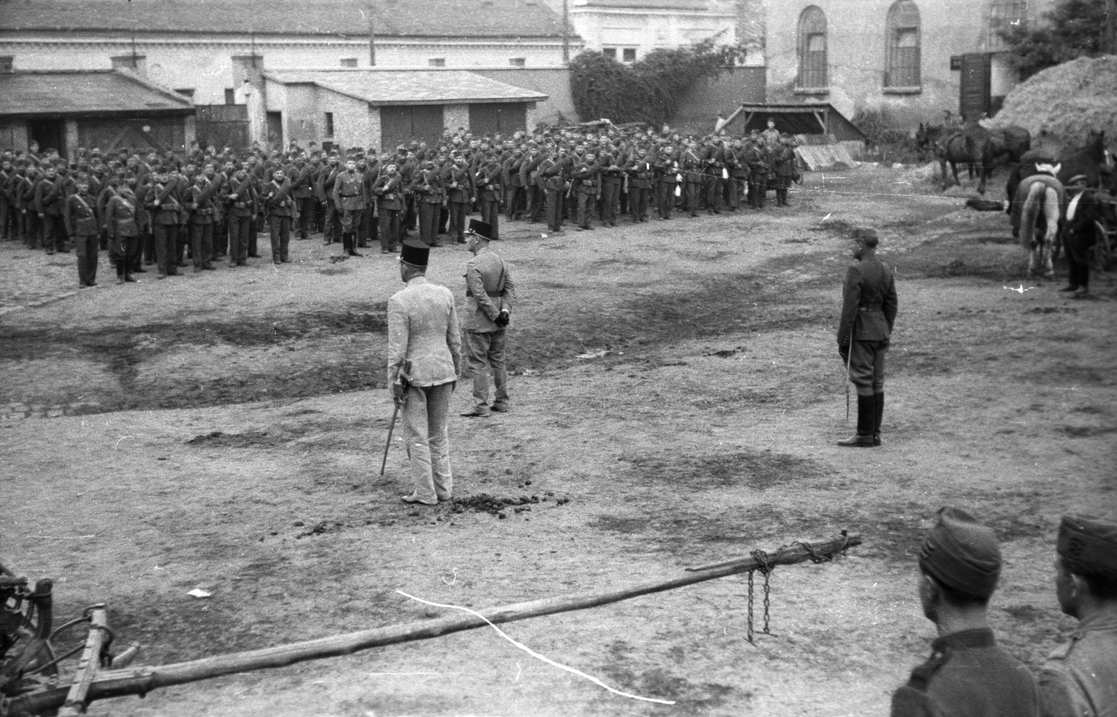 Hungary, Budapest II., Bem József (Pálffy) tér, a Radetzky laktanya udvara, háttérben a Bem József utca és a Ganz gyár., 1939, Berkó Pál, tableau, soldier, line-up, officer, Budapest, hands behind the back, standing at attention, Fortepan #78515