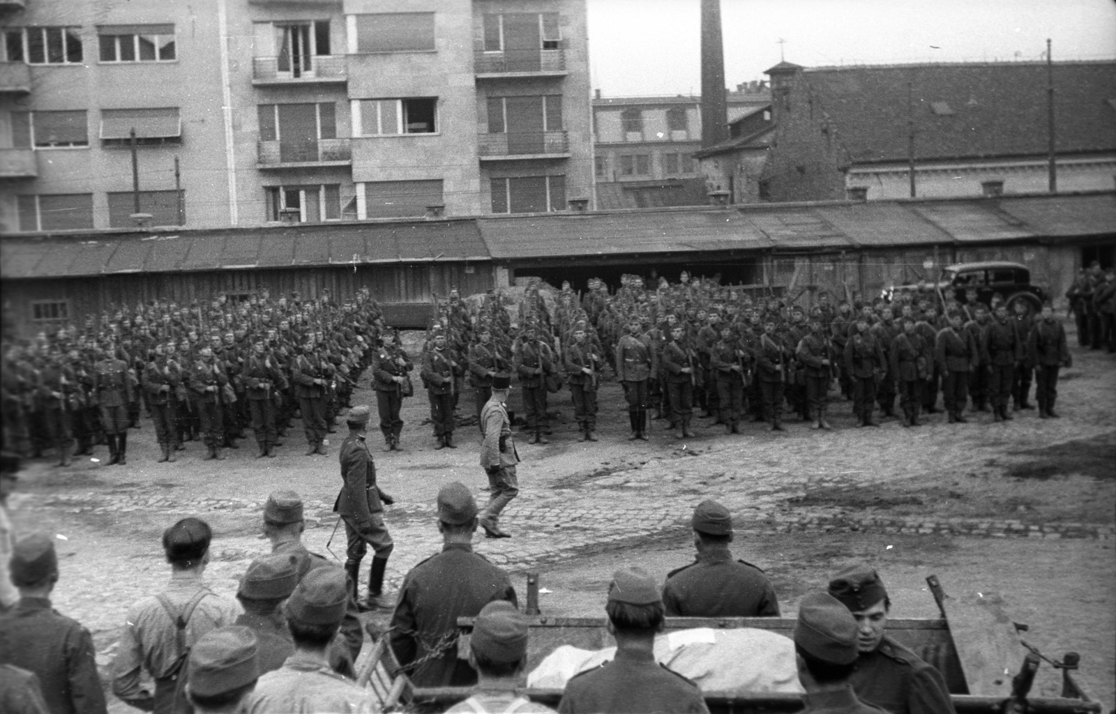 Hungary, Budapest II., Bem József (Pálffy) tér, a Radetzky laktanya udvara, háttérben a Bem József utca házai és jobbra a Ganz gyár., 1939, Berkó Pál, tableau, soldier, parade, line-up, Budapest, Fortepan #78516