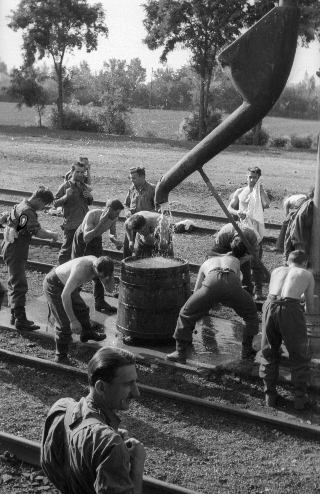 1939, Berkó Pál, soldier, water crane, bath, Fortepan #78519
