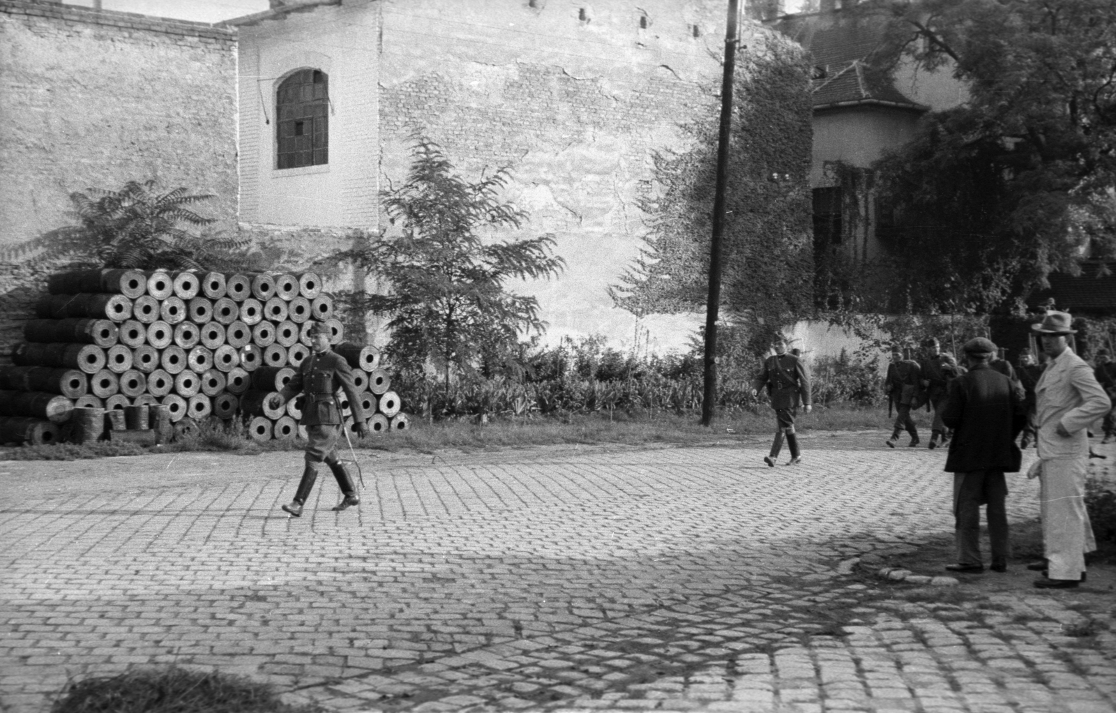 Hungary, Budapest VI.,Budapest XIII., névtelen utca, a helyén ma egy benzinkút található. Jobbra a Dózsa György (Aréna) út, háttérben a 122. számú épület hátsó frontja., 1939, Berkó Pál, soldier, Budapest, disappeared, Fortepan #78524