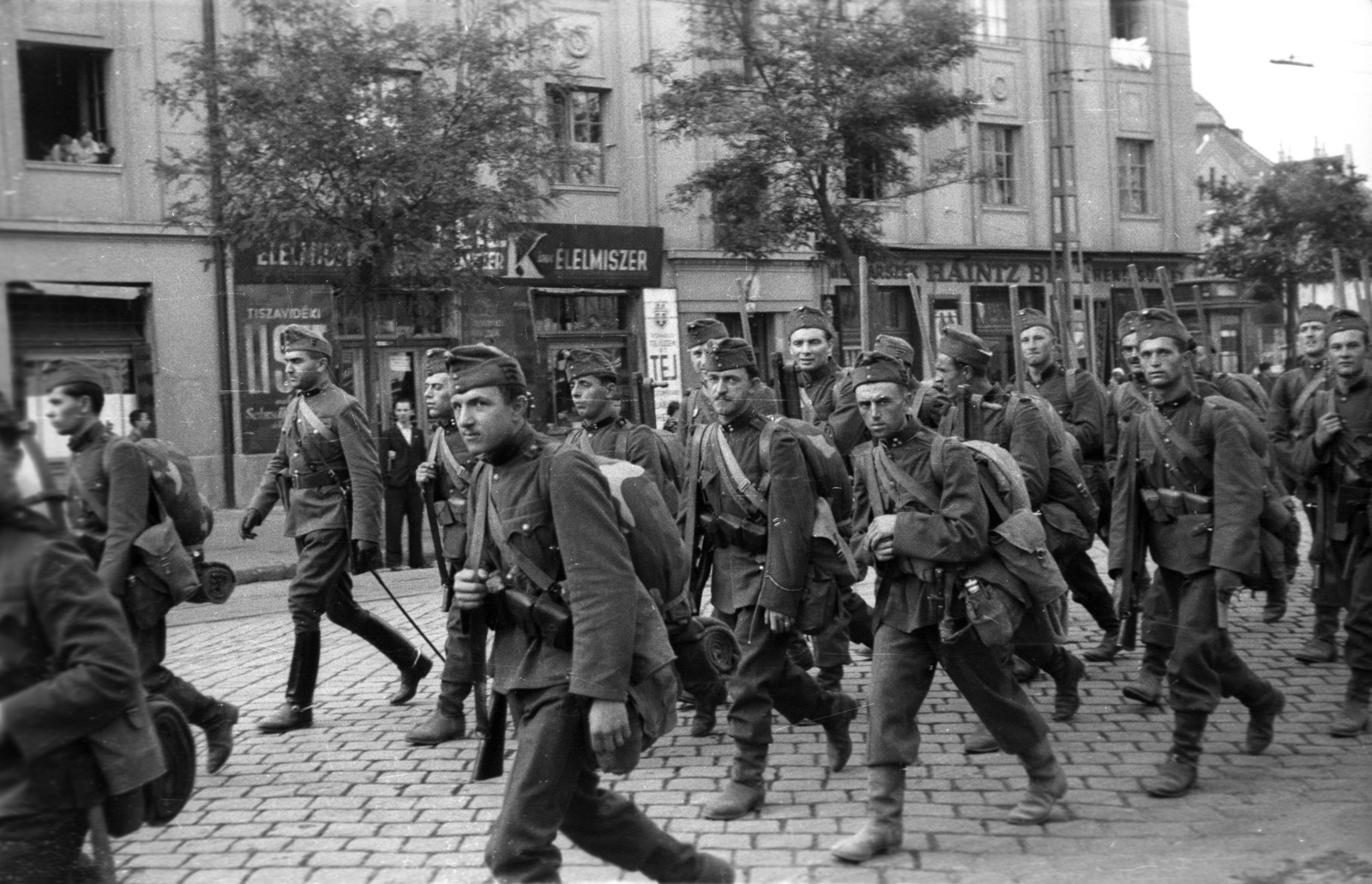 Hungary, Budapest VI., Lehel utca 1/a., 1939, Berkó Pál, sign-board, soldier, ground cloth, Budapest, "Bocskai" side cap, Fortepan #78526