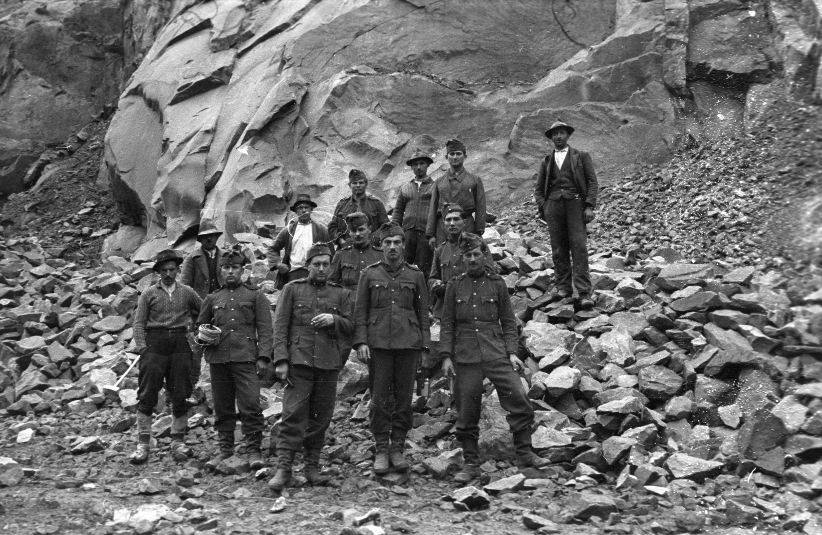 1939, Berkó Pál, tableau, soldier, rock, "Bocskai" side cap, Fortepan #78537