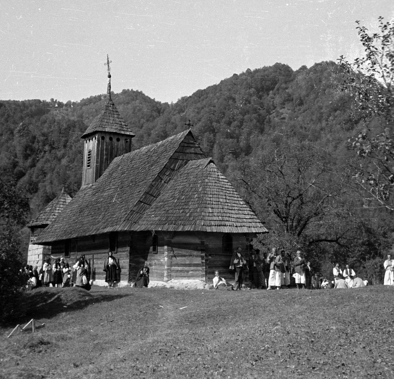 Ukraine,Zakarpattia Oblast, Urunk Mennybemenetele templom., 1939, Berkó Pál, church, folk costume, shingle, Fortepan #78539