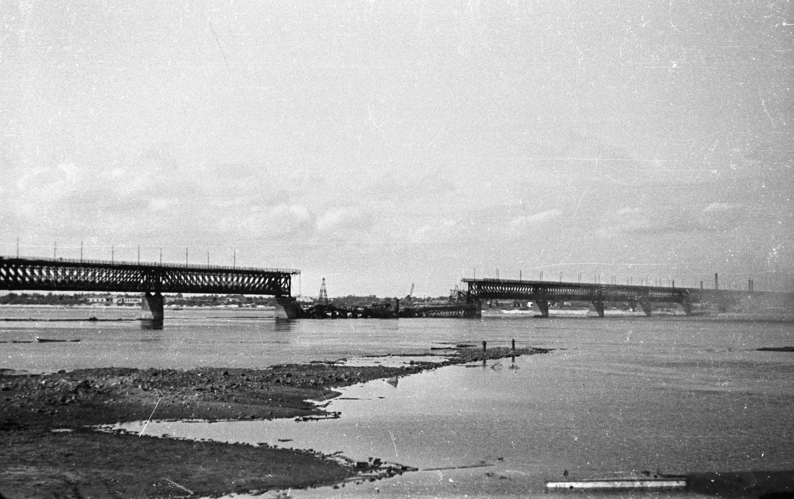 Ukraine, Dnipro, Dnyeper folyó, a felrobbantott vasúti híd (Amur híd / Amurszkij Miszt)., 1941, Berkó Pál, bridge, wrecked bridge, eastern front, Fortepan #78543