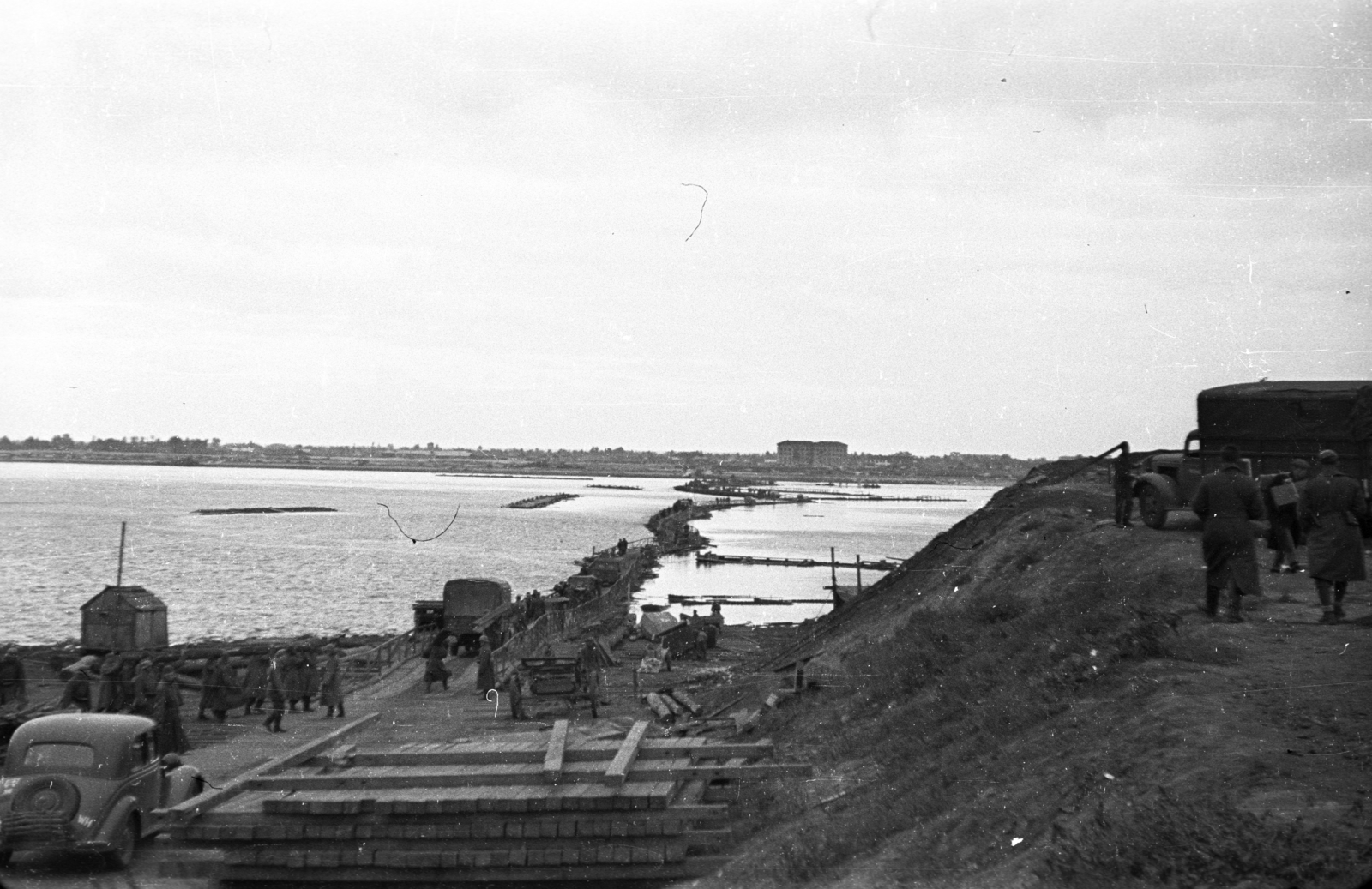 Ukraine, Dnipro, pontonhíd a Dnyeper folyón a város felőli hídfőtől nézve., 1941, Berkó Pál, picture, bridge building, beam, automobile, pontoon bridge, sapper, eastern front, Fortepan #78544