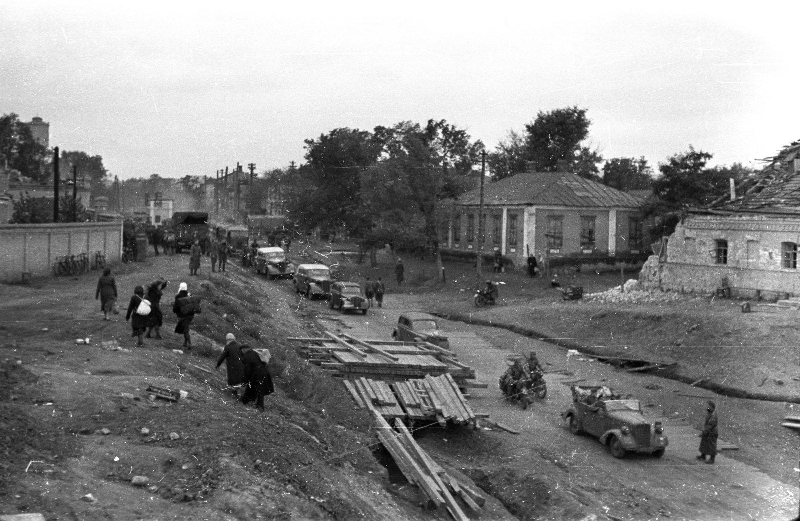 Ukraine, Dnipro, a Dnyeper folyón létesített pontonhíd város felőli hídfője., 1941, Berkó Pál, war damage, motorcycle, beam, automobile, convoy, German soldier, Fortepan #78546