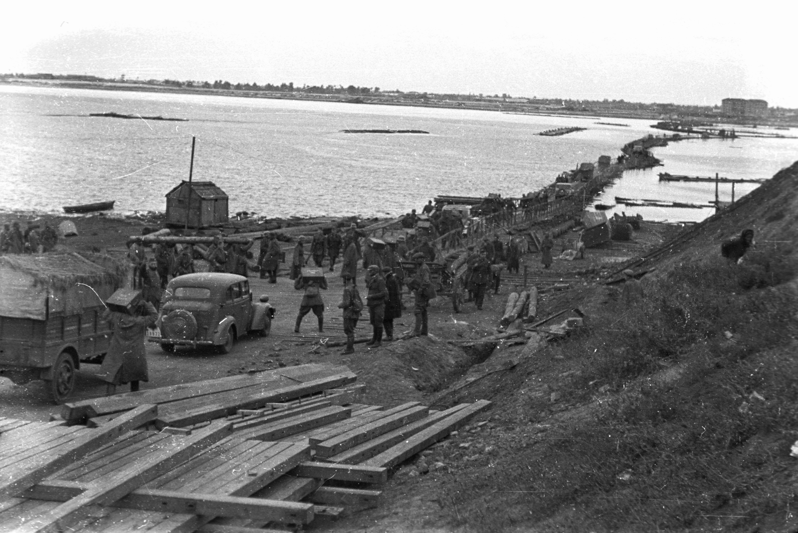 Ukraine, Dnipro, a Dnyeper folyón létesített pontonhíd a város felőli hídfőtől nézve., 1941, Berkó Pál, construction, picture, beam, automobile, pontoon bridge, sapper, eastern front, Fortepan #78547