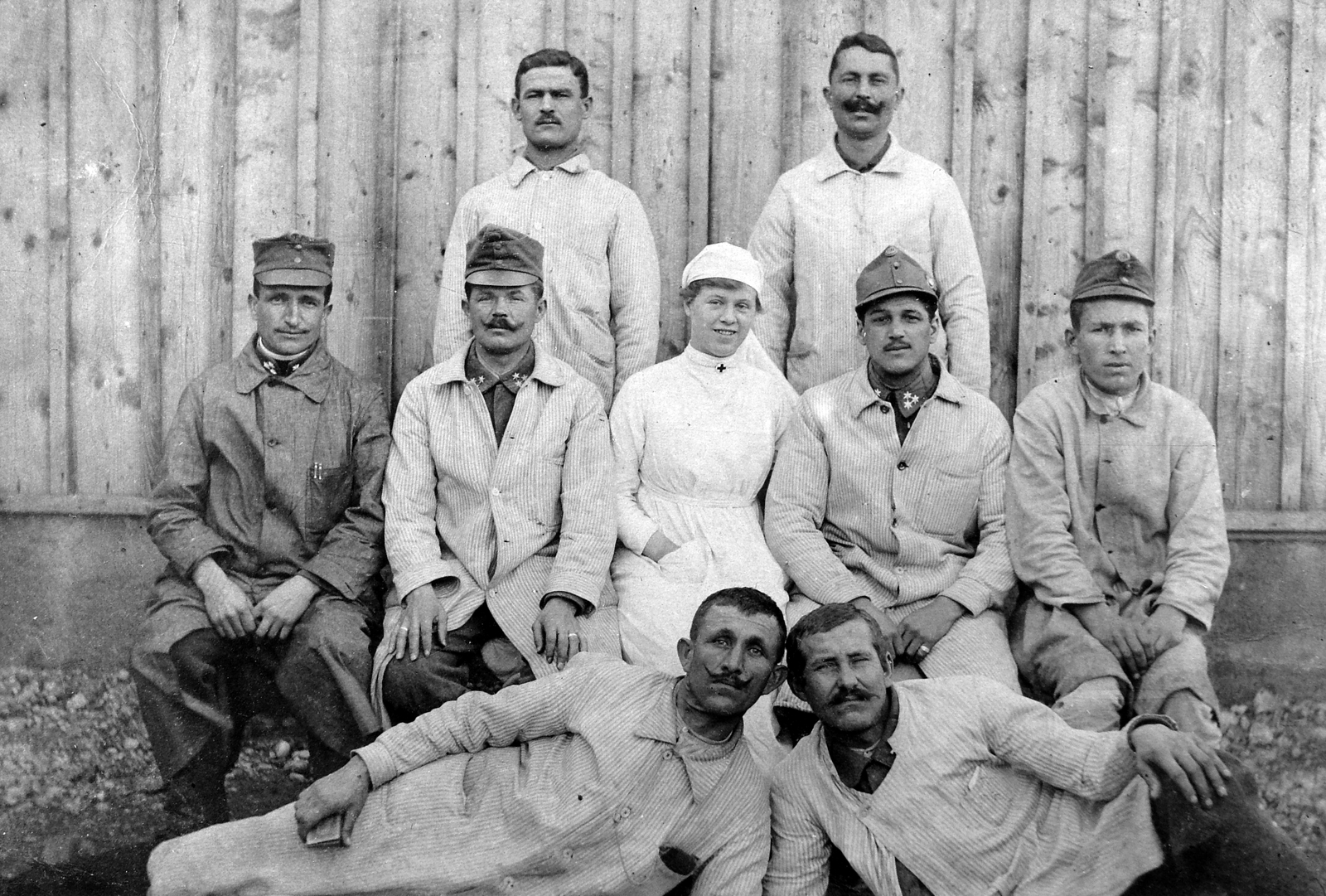 1917, Fortepan, első világháború, csoportkép, férfiak, ápolónő, katona, faház, ápoló, Fortepan #7855