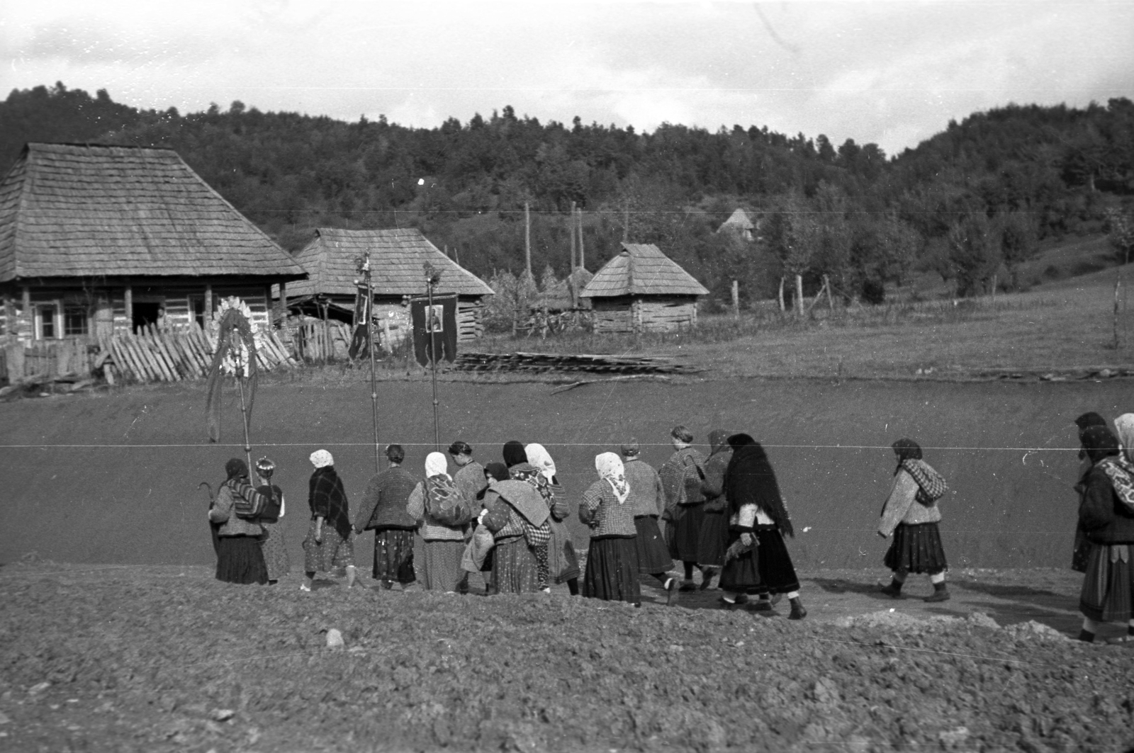 Ukraine,Zakarpattia Oblast, 1939, Berkó Pál, flag, procession, folk costume, farmhouse, Fortepan #78563