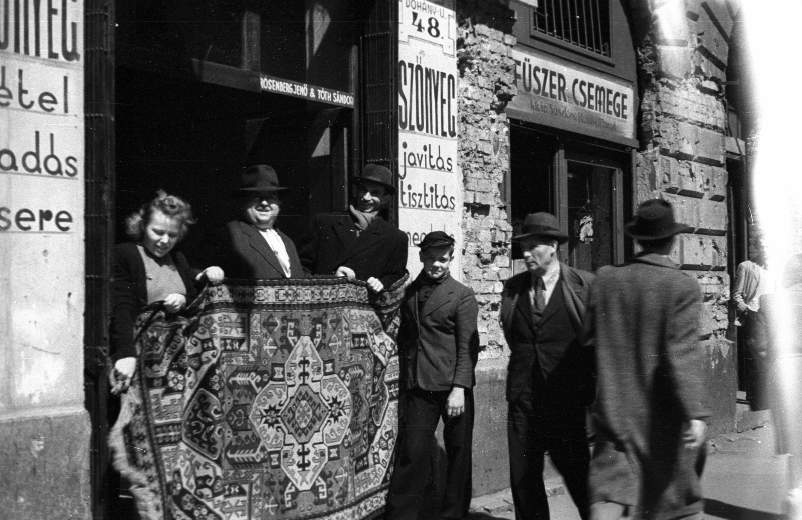 Hungary, Budapest VII., Dohány utca 48., 1945, Berkó Pál, sign-board, carpet, house number sign, Budapest, Fortepan #78569