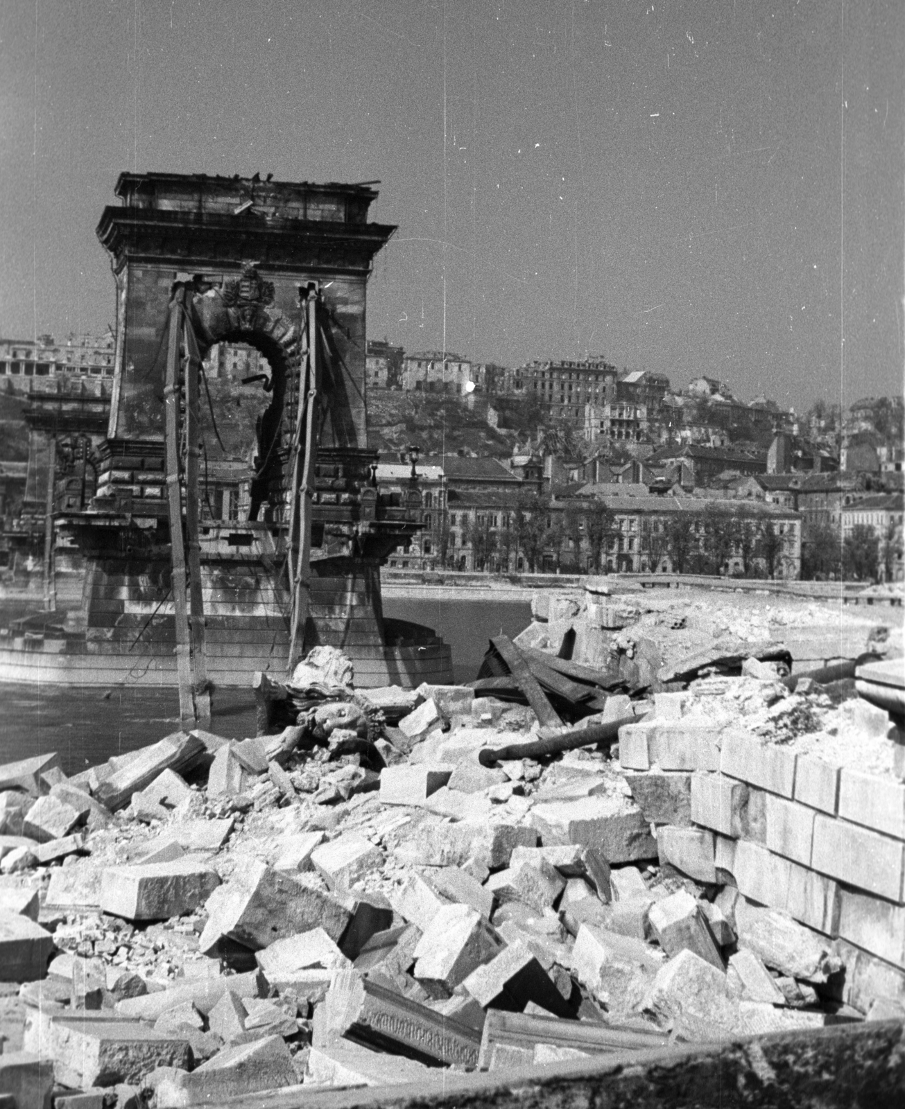Hungary, Budapest V.,Budapest I., a lerombolt Széchenyi Lánchíd Pestről Budára nézve., 1947, Berkó Pál, war damage, wrecked bridge, Danube, Budapest, suspension bridge, William Tierney Clark-design, Fortepan #78575