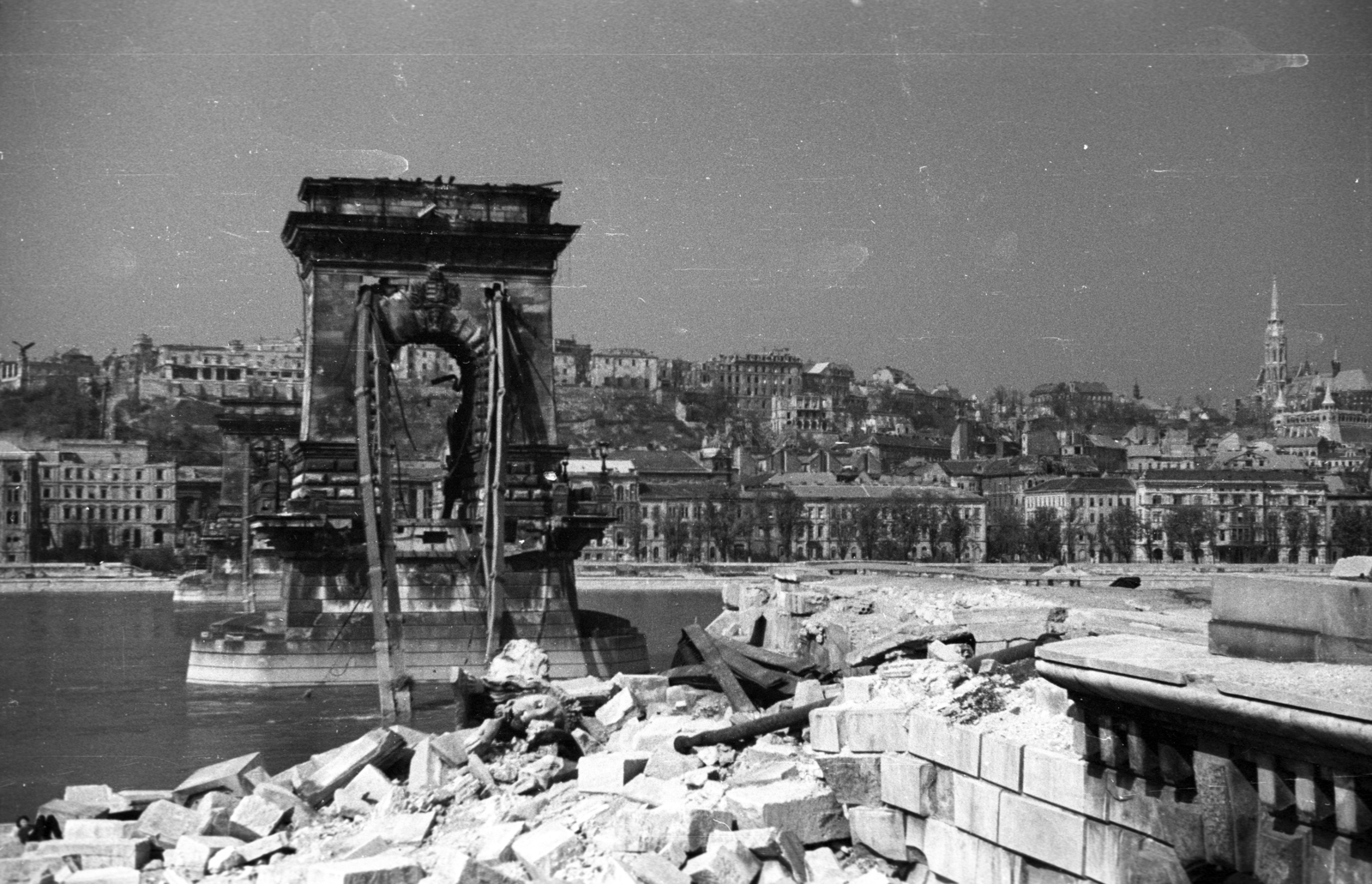 Magyarország, Budapest V.,Budapest I., a lerombolt Széchenyi Lánchíd pesti hídfője, szemben Buda., 1947, Berkó Pál, háborús kár, hídroncs, Duna, Budapest, függőhíd, William Tierney Clark-terv, Fortepan #78576