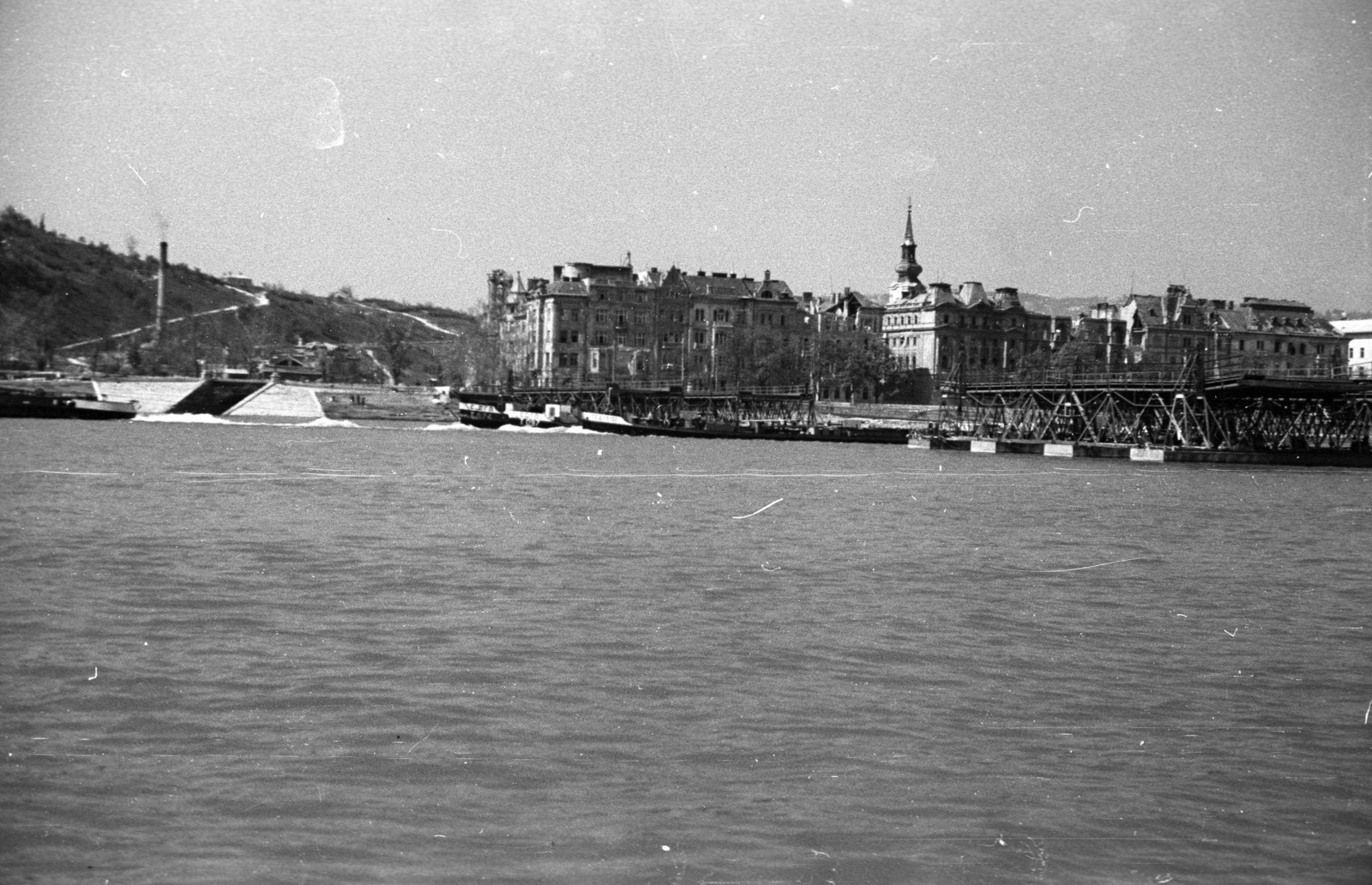 Hungary, Budapest I., a Petőfi (Böske) pontonhíd megnyitva az áthaladó hajóknak., 1947, Berkó Pál, bridge, pontoon, Budapest, Fortepan #78578