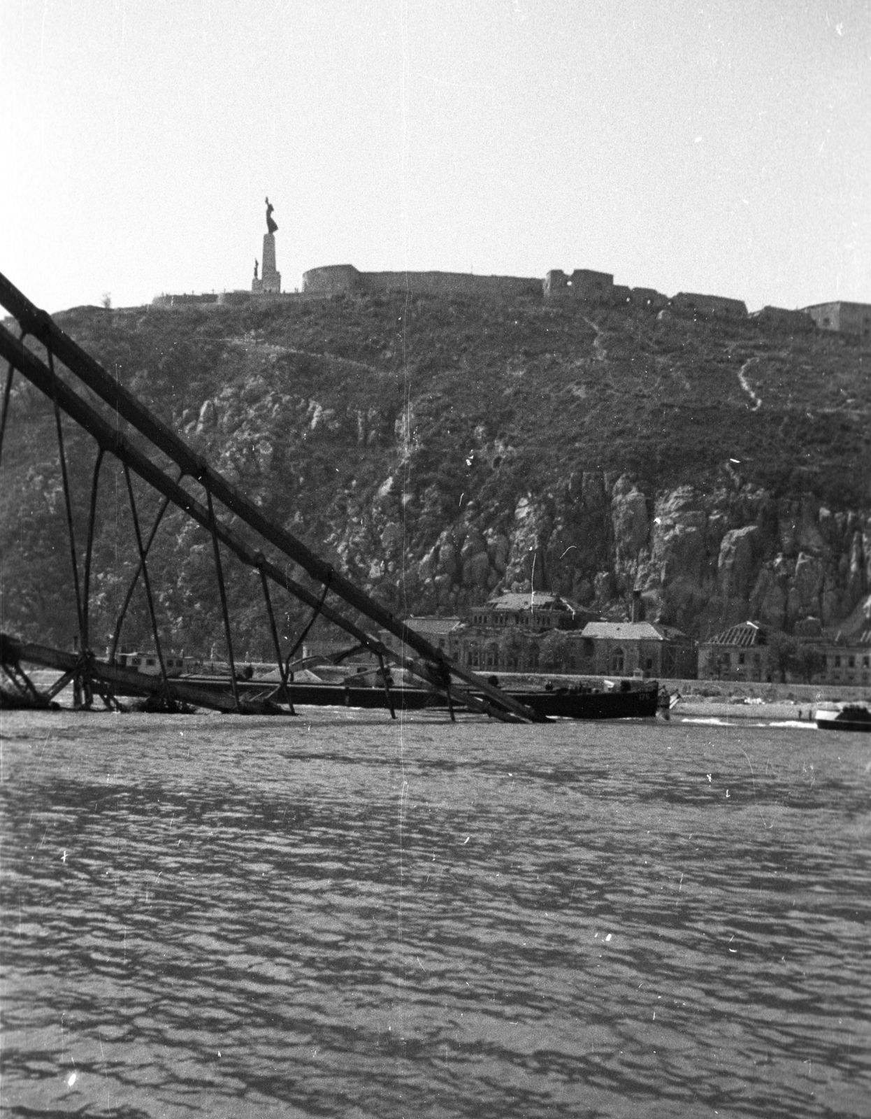 Magyarország, Budapest I., a lerombolt Erzsébet híd és a Gellért-hegy a pesti alsó rakpartról nézve., 1947, Berkó Pál, hajó, szabadság, háborús kár, hídroncs, Duna, eklektikus építészet, Budapest, függőhíd, Kherndl Antal-terv, Czekelius Aurél-terv, Fortepan #78579