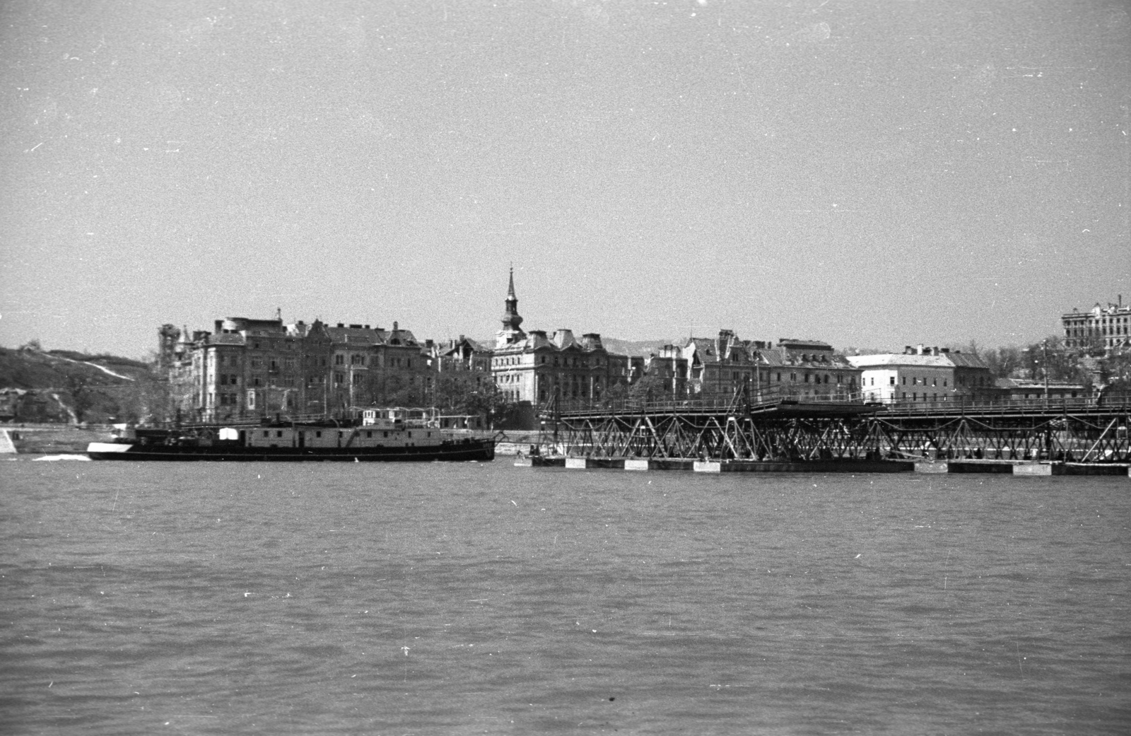 Magyarország, Budapest I., a Petőfi (Böske) pontonhíd megnyitva az áthaladó hajóknak., 1947, Berkó Pál, hajó, híd, pontonhíd, Budapest, Fortepan #78580