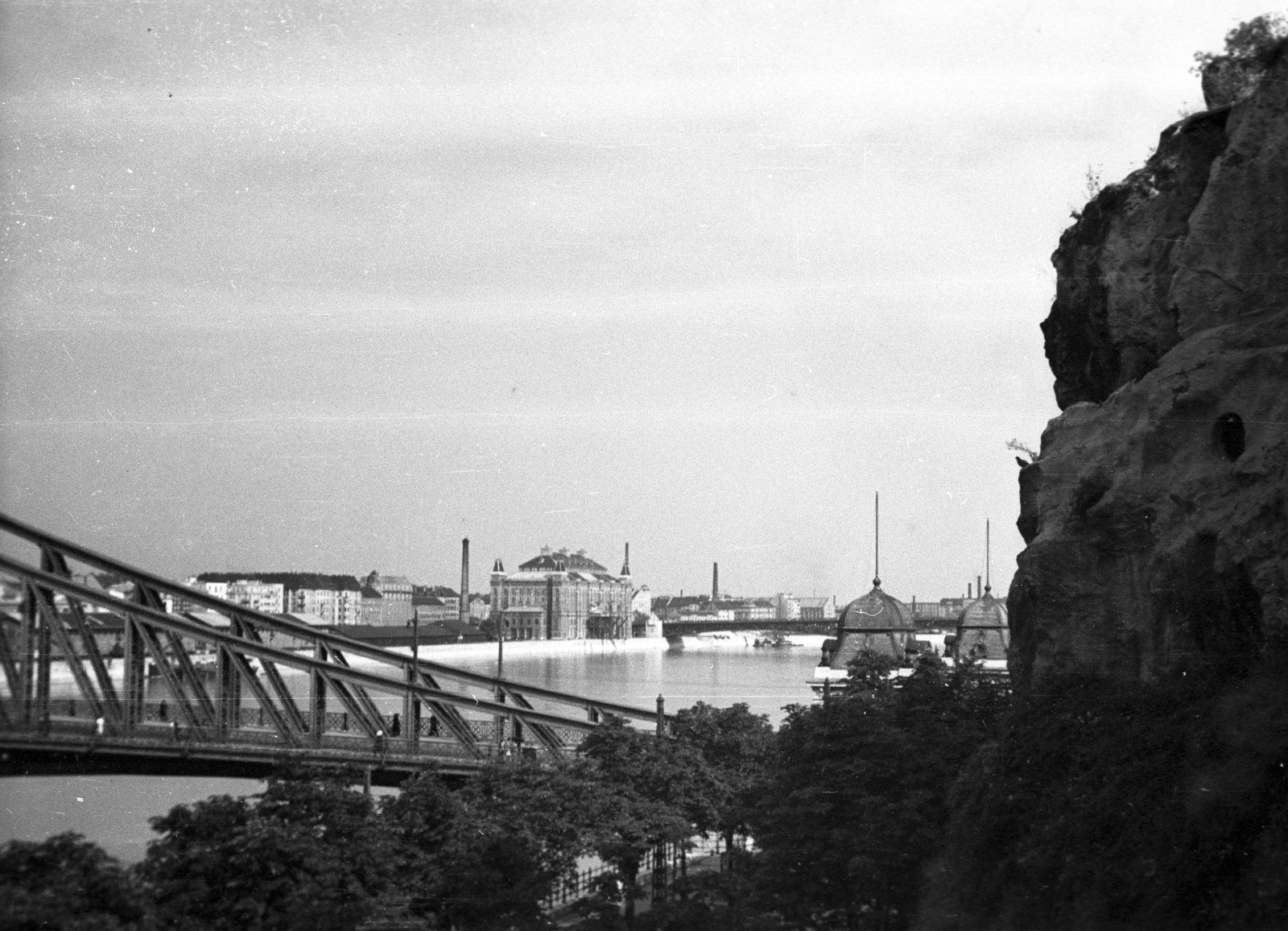Hungary, Budapest IX.,Budapest XI., kilátás a Gellért-hegyről az Elevátor-ház és a Petőfi (Horthy Miklós) híd felé., 1942, Berkó Pál, warehouse, Budapest, Duna-bridge, grain elevator, Christian Ulrich-design, Hubert Pál Álgyay-design, Fortepan #78586