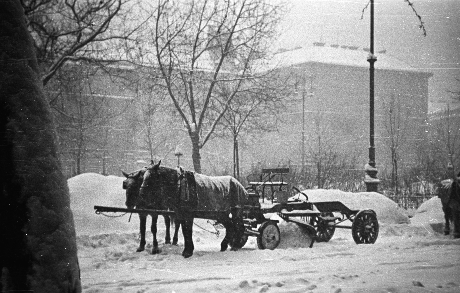 Magyarország, Budapest VIII., Rákóczi tér a Bacsó Béla utca felől nézve. A tér túloldalán jobbra a Salétrom utca - József körút közötti háztömb., 1944, Berkó Pál, tél, lovaskocsi, hóeke, Budapest, Fortepan #78599