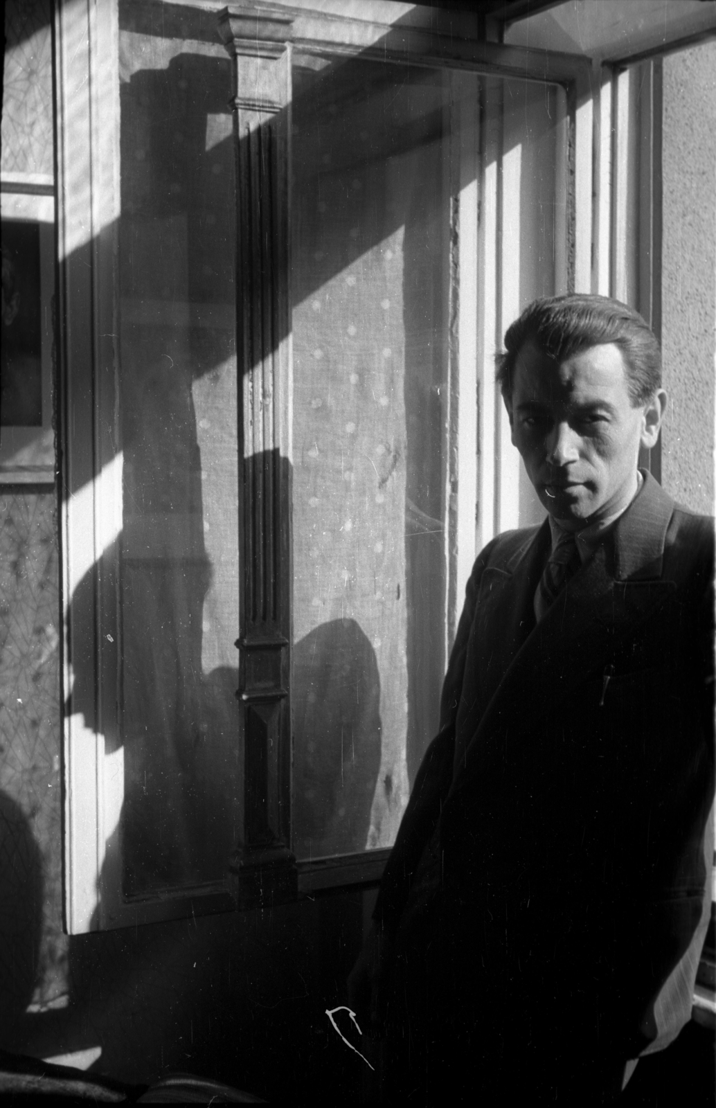 Hungary, Budapest VIII., a felvétel a József körút 31/a számú ház III. emeleti lakásában készült., 1948, Berkó Pál, Budapest, man, window, shadow, melancholy, Fortepan #78601