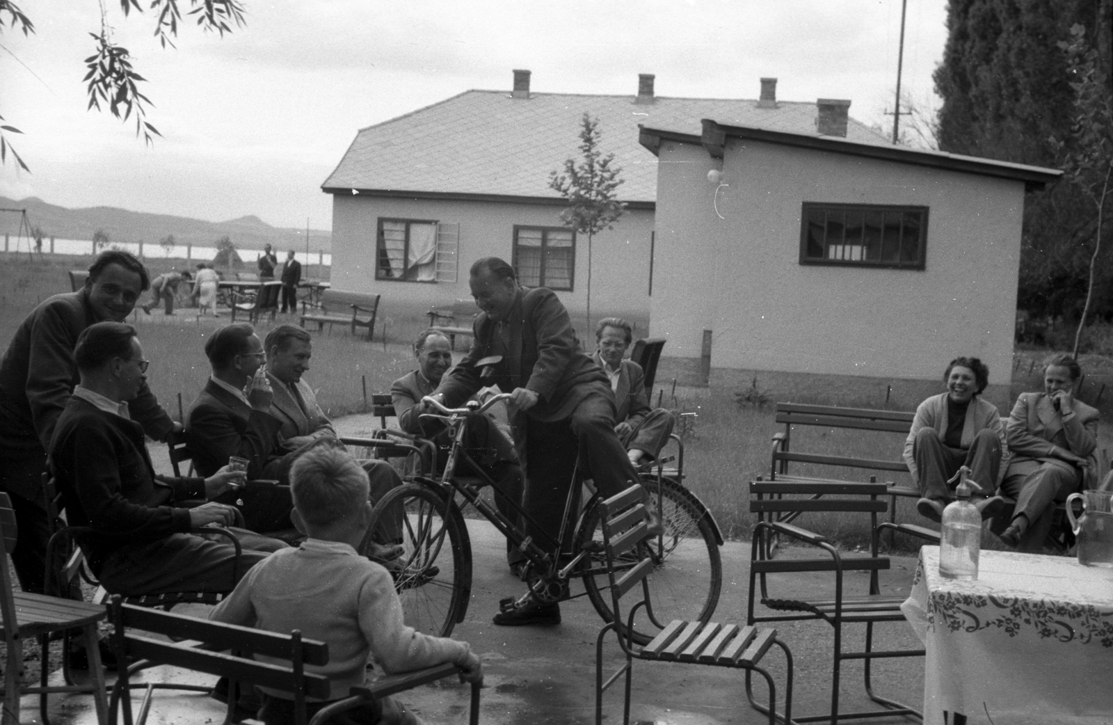 1948, Berkó Pál, bicycle, garden furniture, companionship, fun, Fortepan #78605