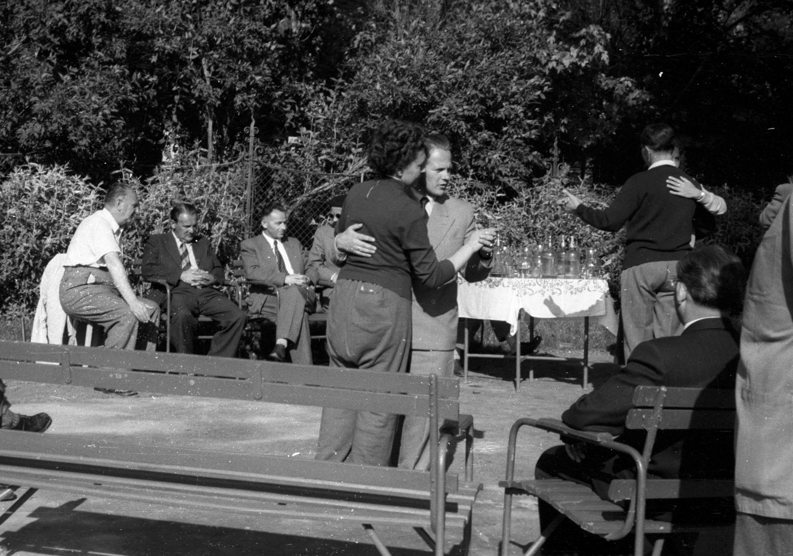 1948, Berkó Pál, dance, lady, gentleman, companionship, bench, outdoor chair, Fortepan #78606