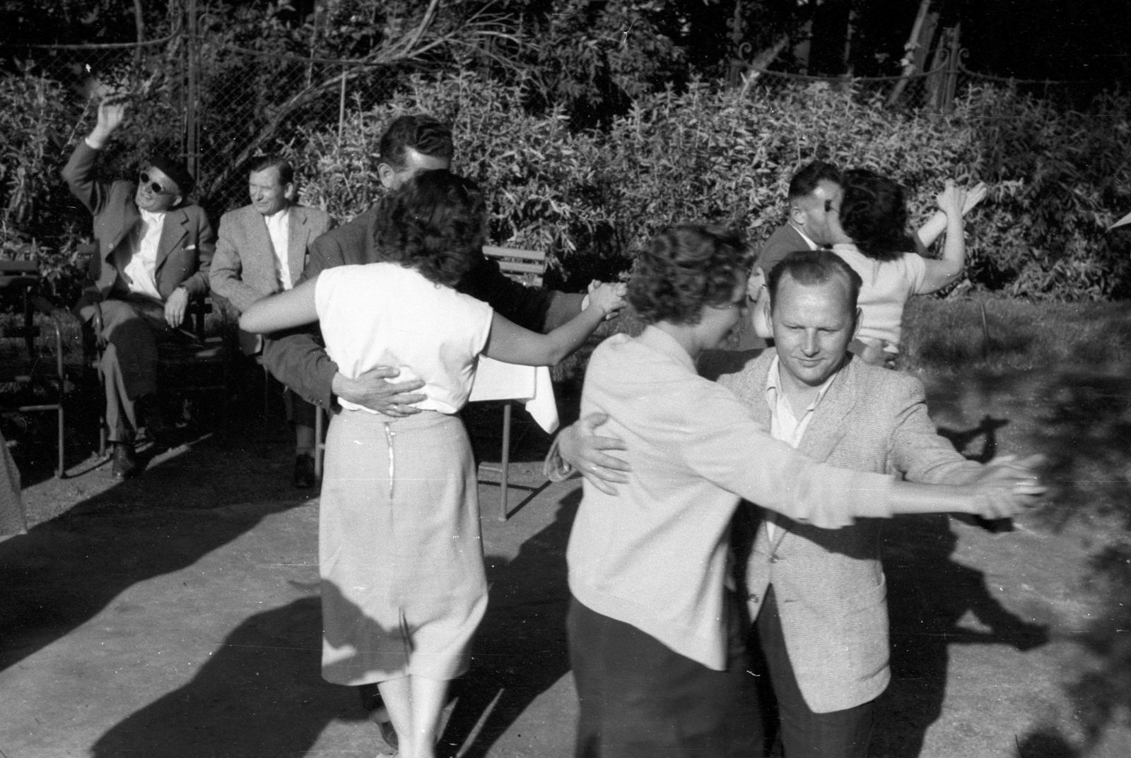 1948, Berkó Pál, dance, lady, gentleman, companionship, garden furniture, Fortepan #78607
