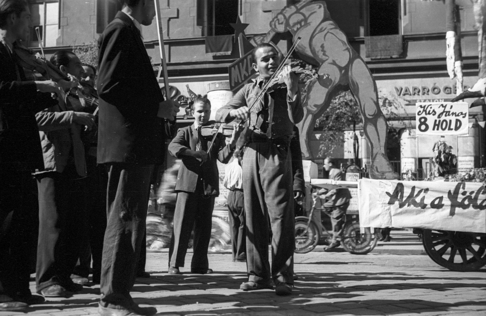 Hungary, Budapest VII., Erzsébet körút, háttérben a 44-46. számú ház., 1946, Berkó Pál, Gypsy music, Budapest, ad truck, Fortepan #78620