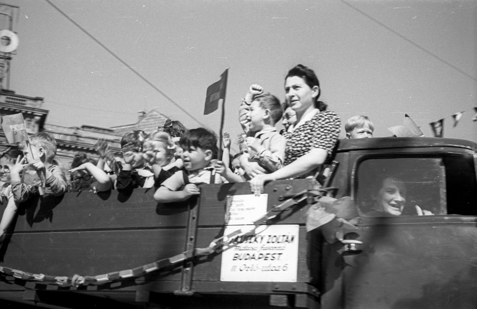 Hungary, Budapest VI., Oktogon, május 1-i ünnepség felvonulói., 1946, Berkó Pál, Budapest, lady, kids, commercial vehicle, enamel sign, Fortepan #78624