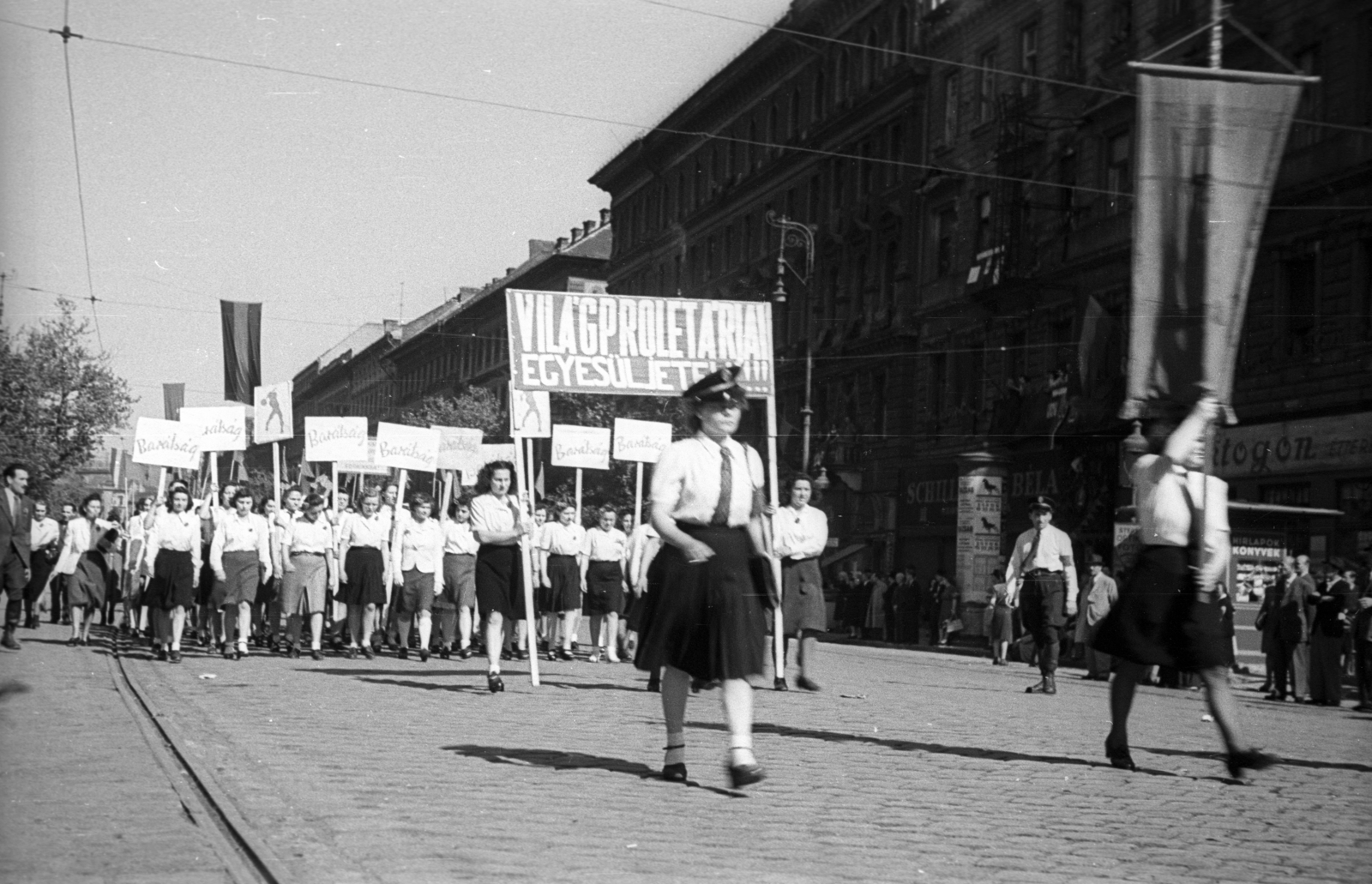 Magyarország, Budapest VI., Teréz körút az Oktogonnál, május 1-i ünnepség felvonulói., 1946, Berkó Pál, Budapest, ünneplő ruha, transzparens, jelmondat, Fortepan #78626