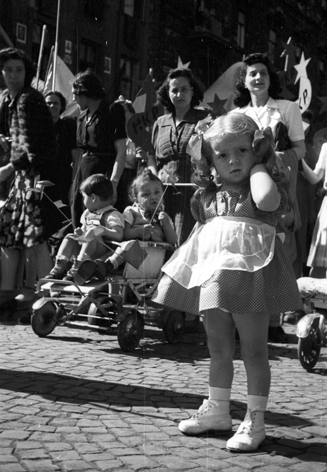 Magyarország, Budapest VI., Oktogon, május 1-i ünnepség felvonulói., 1946, Berkó Pál, babakocsi, Budapest, kislány, masni, Fortepan #78631