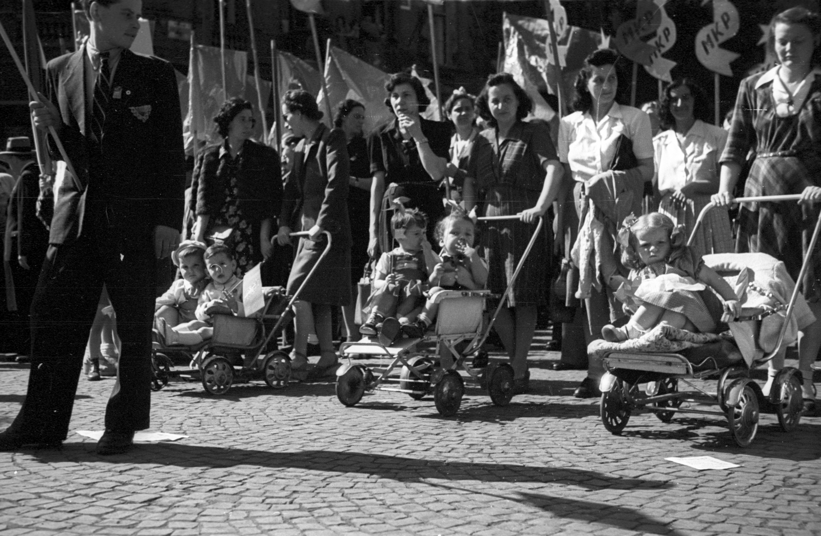 Magyarország, Budapest VI., Oktogon, május 1-i ünnepség felvonulói., 1946, Berkó Pál, babakocsi, Budapest, hölgy, Fortepan #78632