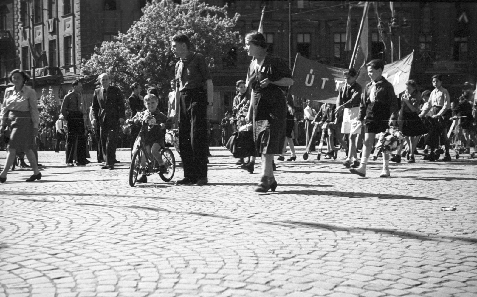 Magyarország, Budapest VI., Oktogon, május 1-i ünnepség felvonulói., 1946, Berkó Pál, Budapest, gyerekek, kerékpár, Fortepan #78635