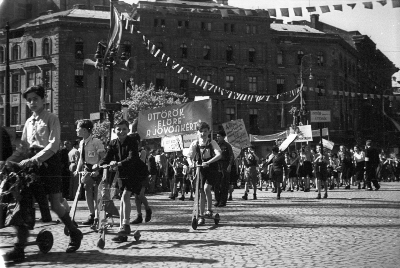 Magyarország, Budapest VI., Oktogon, május 1-i ünnepség felvonulói., 1946, Berkó Pál, roller, Budapest, kamasz, fiúk, transzparens, Fortepan #78637