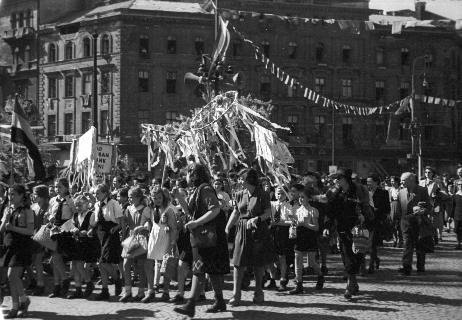 Magyarország, Budapest VI., Oktogon, május 1-i ünnepség felvonulói., 1946, Berkó Pál, májusfa, Budapest, tömeg, gyerekek, hangosbeszélô, Fortepan #78639