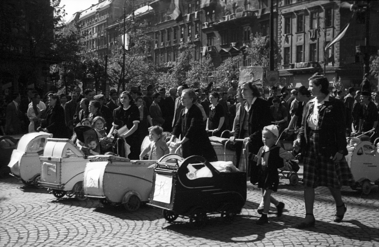 Magyarország, Budapest VI., Oktogon, szemben a Teréz körút a Király utca felé nézve, május 1-i ünnepség felvonulói., 1946, Berkó Pál, babakocsi, Budapest, Fortepan #78640