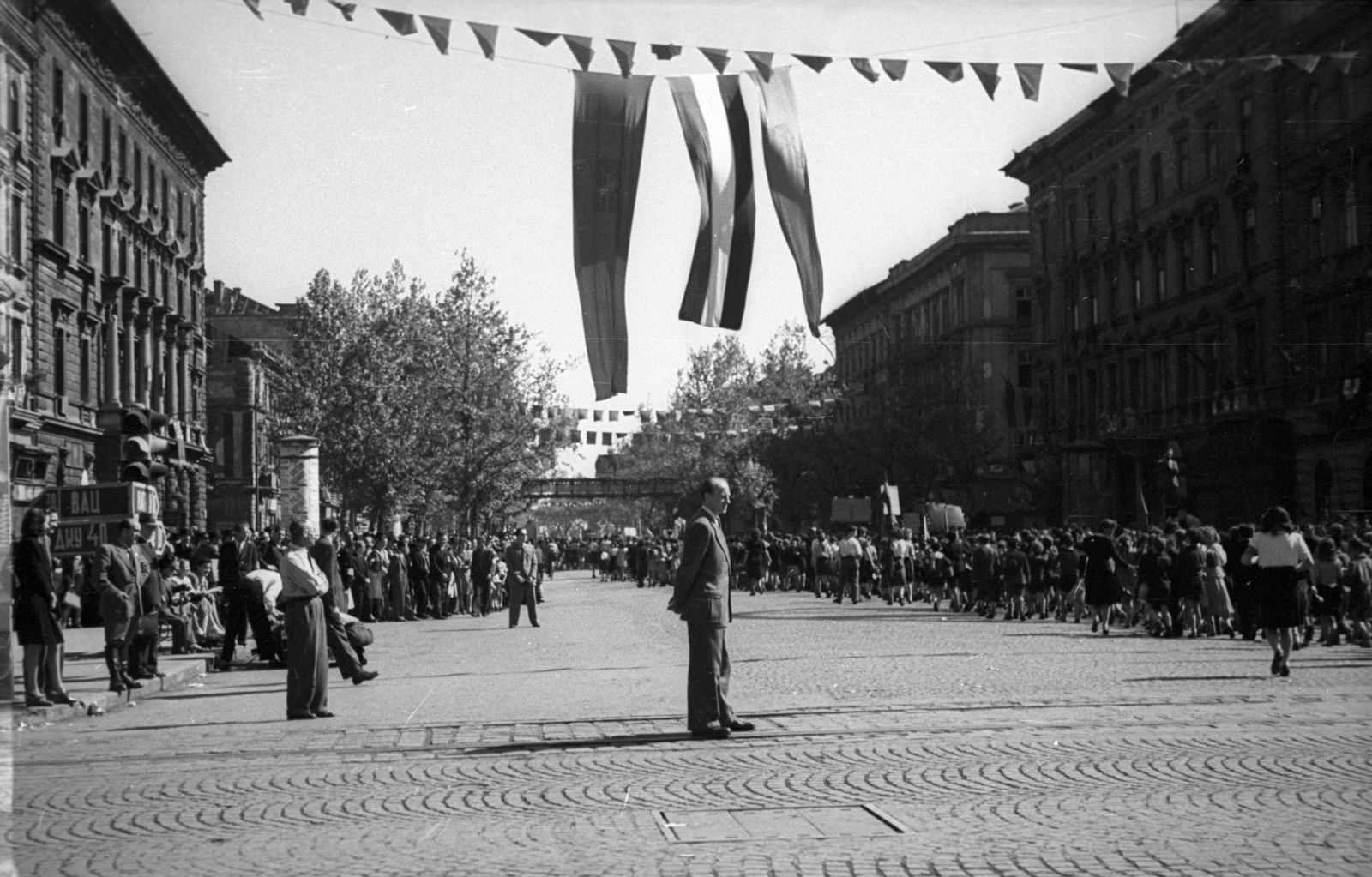 Magyarország, Budapest VI., Oktogon, május 1-i ünnepség felvonulói. Andrássy út a Hősők tere felé nézve., 1946, Berkó Pál, zászló, utcakép, életkép, felvonulás, hirdetőoszlop, kockakő, Budapest, Fortepan #78641