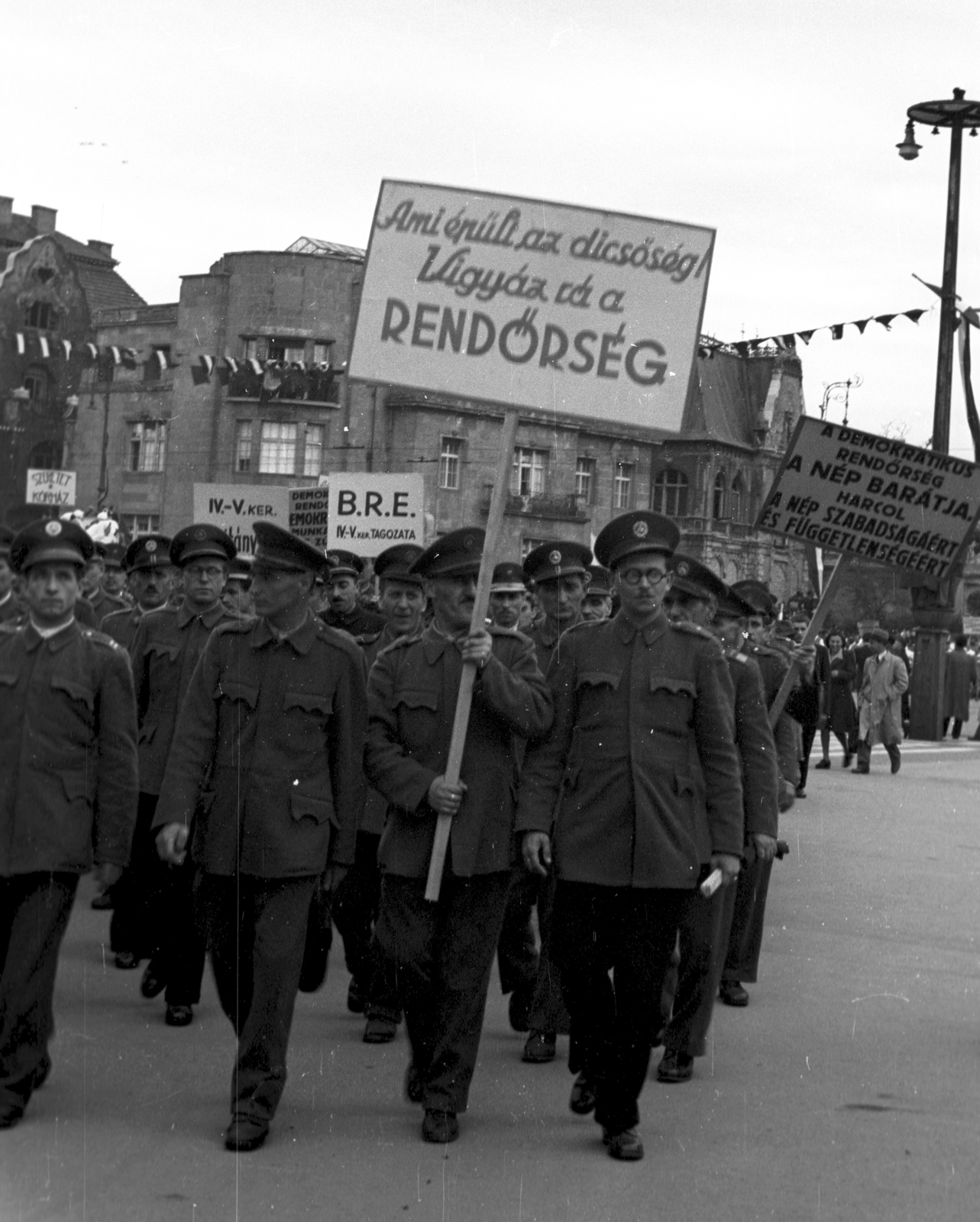 Magyarország, Budapest XIV., Hősök tere, május 1-i ünnepség., 1947, Berkó Pál, Budapest, jelmondat, transzparens, felvonulás, Fortepan #78649