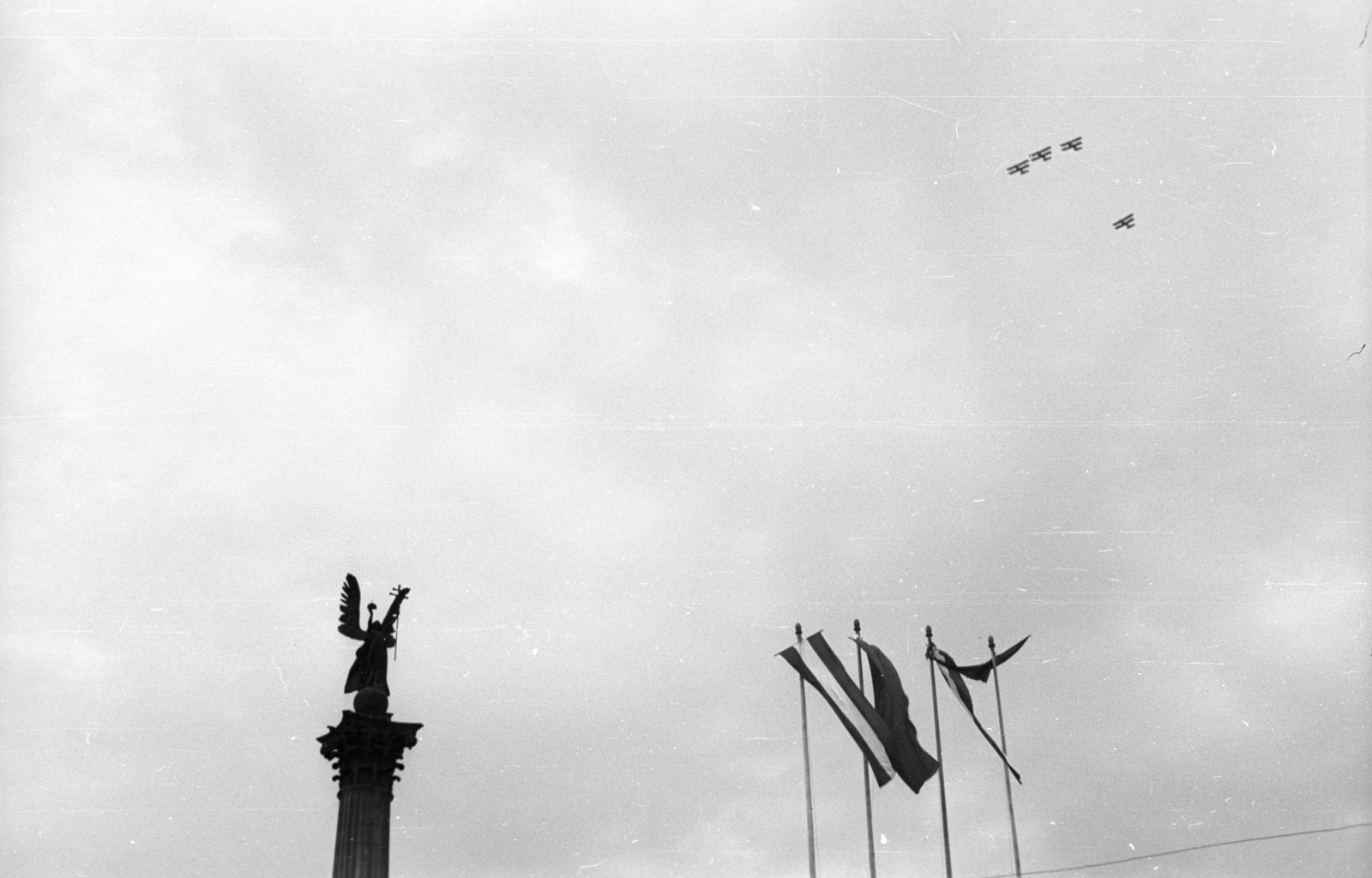 Hungary, Budapest XIV., repülőgép kötelék a Hősök tere felett a május 1-i ünnepség alkalmával.., 1947, Berkó Pál, Budapest, Archangel Gabriel-portrayal, Fortepan #78651