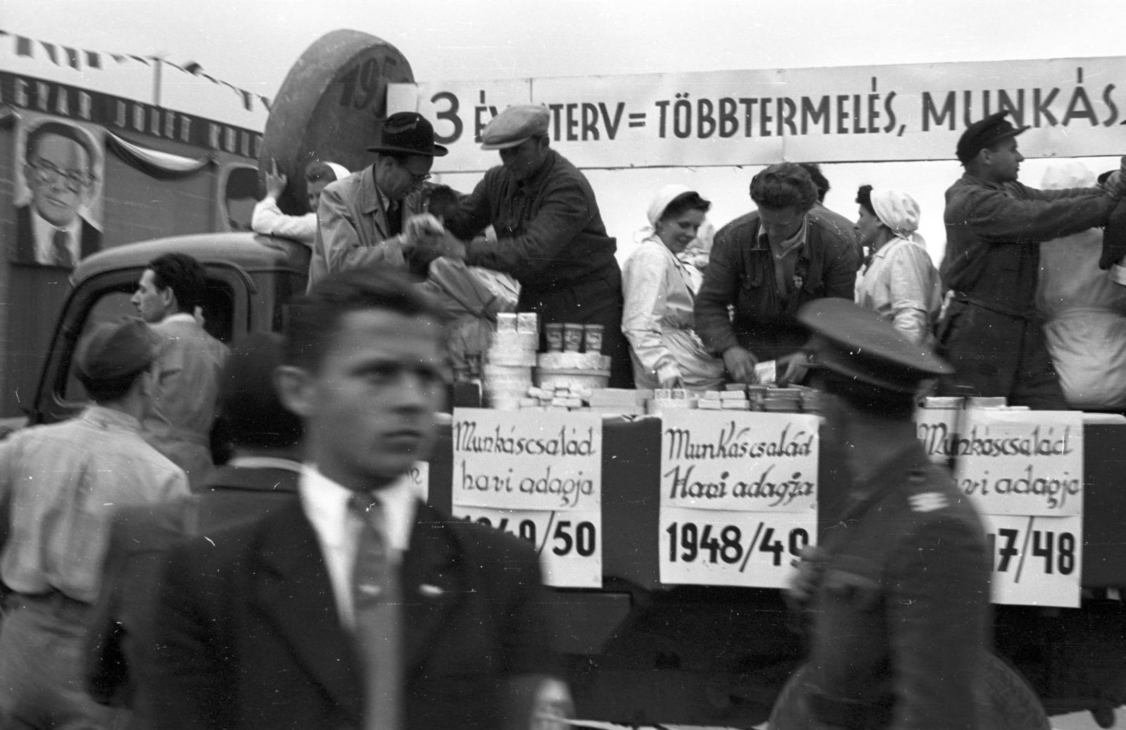 Magyarország, Budapest XIV., Hősök tere, május 1-i ünnepség., 1947, Berkó Pál, Budapest, pódiumautó, élelmiszeripar, Fortepan #78652