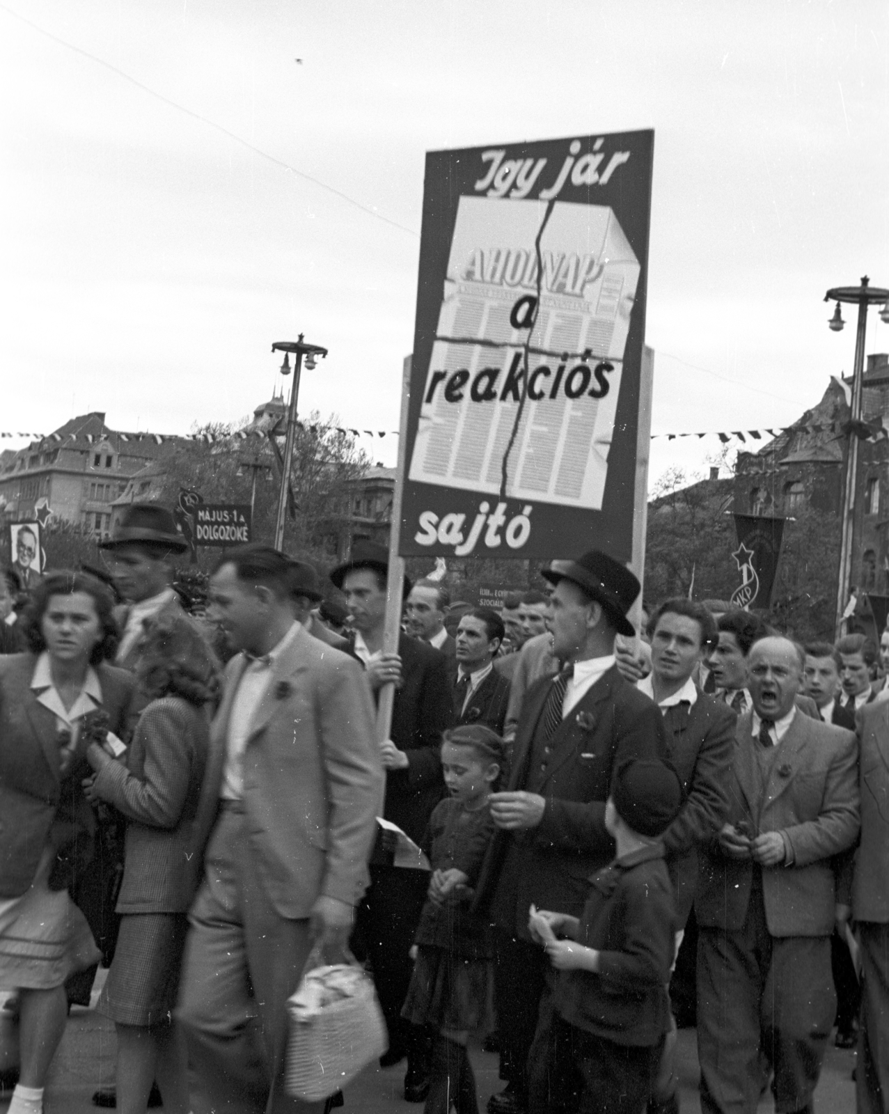 Magyarország, Budapest XIV., Hősök tere, május 1-i ünnepség., 1947, Berkó Pál, plakát, Budapest, tömeg, demonstrációs tábla, Fortepan #78653