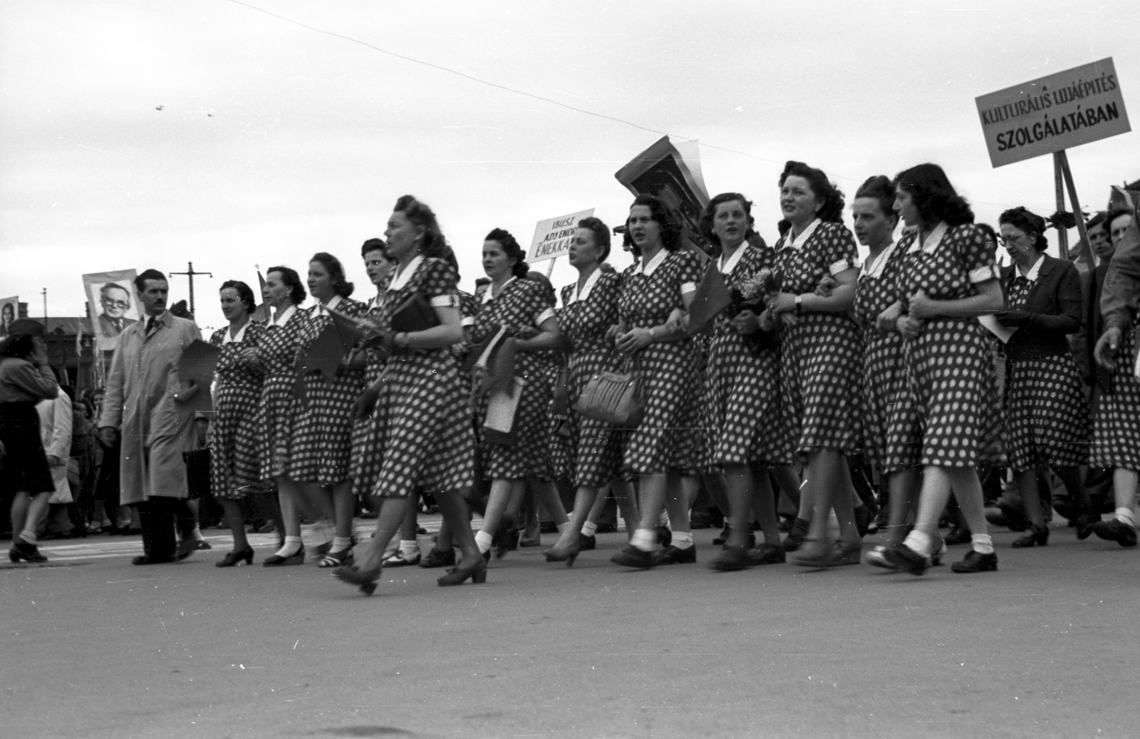 Hungary, Budapest XIV., Hősök tere, május 1-i ünnepség., 1947, Berkó Pál, Budapest, women, dotted dress, Fortepan #78655