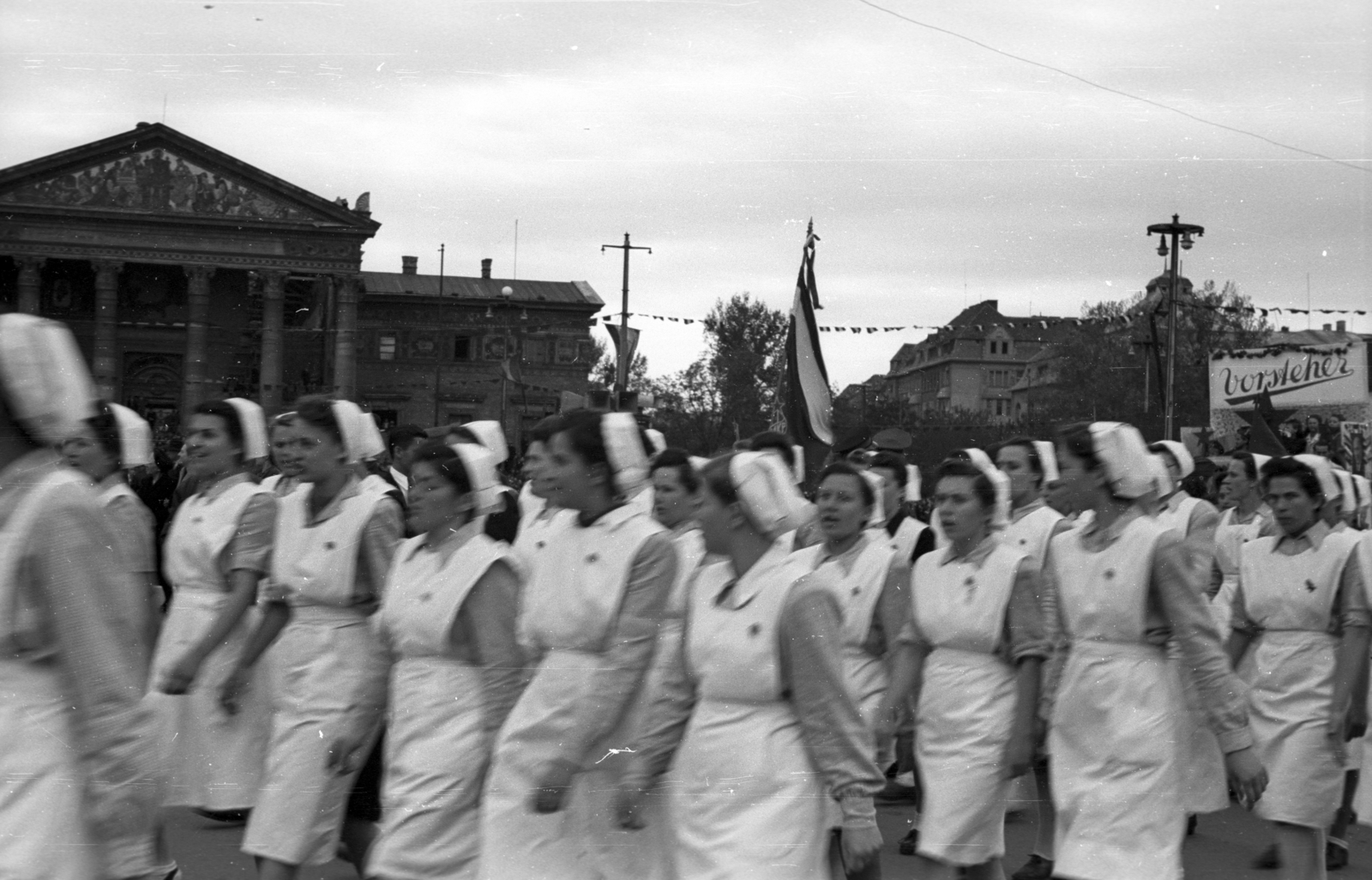 Magyarország, Budapest XIV., Hősök tere, háttérben a Műcsarnok, május 1-i ünnepség., 1947, Berkó Pál, ápolónő, múzeum, Budapest, Schickedanz Albert-terv, neoklasszicizmus, Fortepan #78662