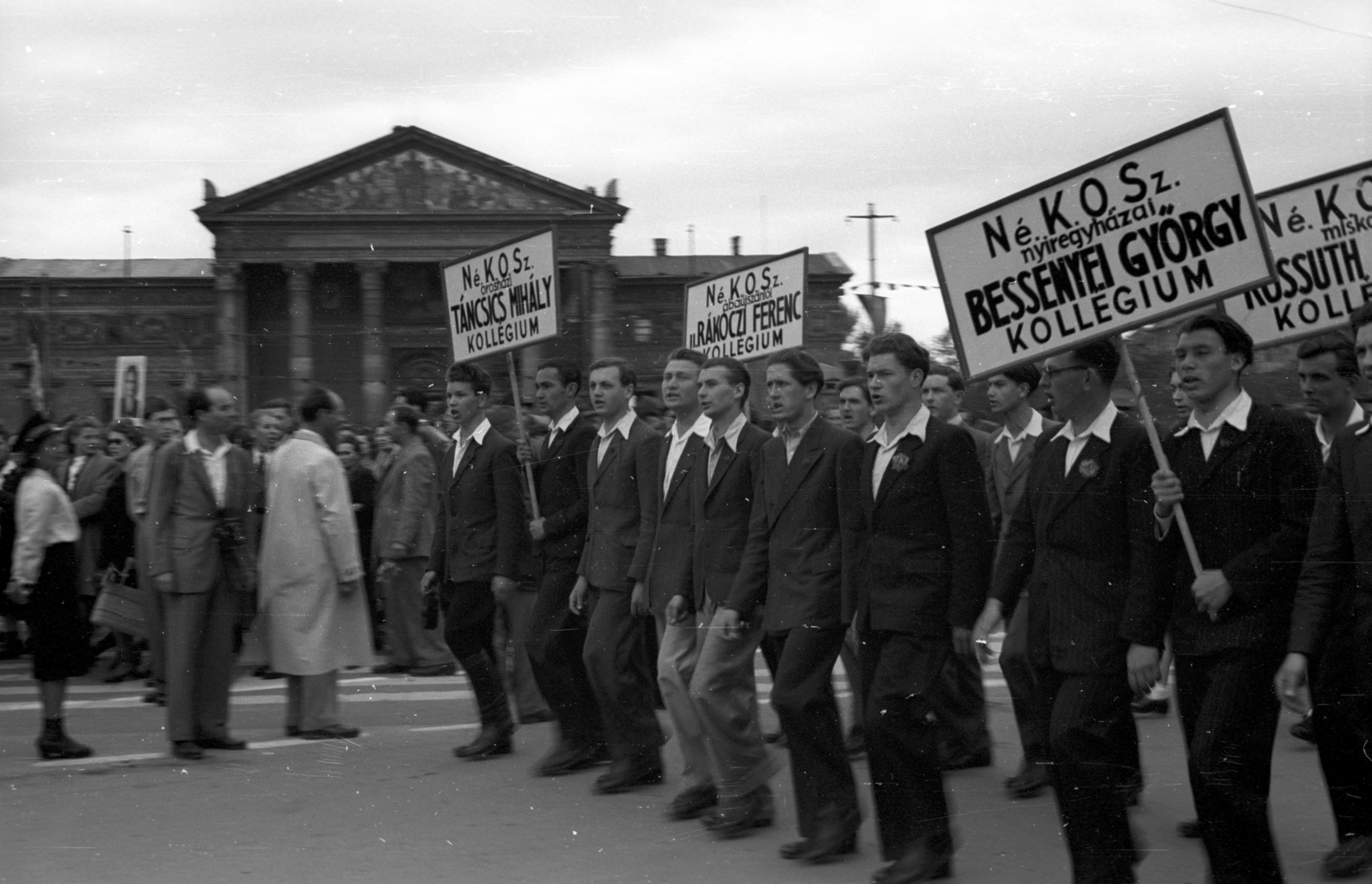 Hungary, Budapest XIV., Hősök tere, háttérben a Műcsarnok, május 1-i ünnepség., 1947, Berkó Pál, museum, Budapest, Albert Schickedanz-design, Neoclassical architecture, youth, uniform, Fortepan #78663