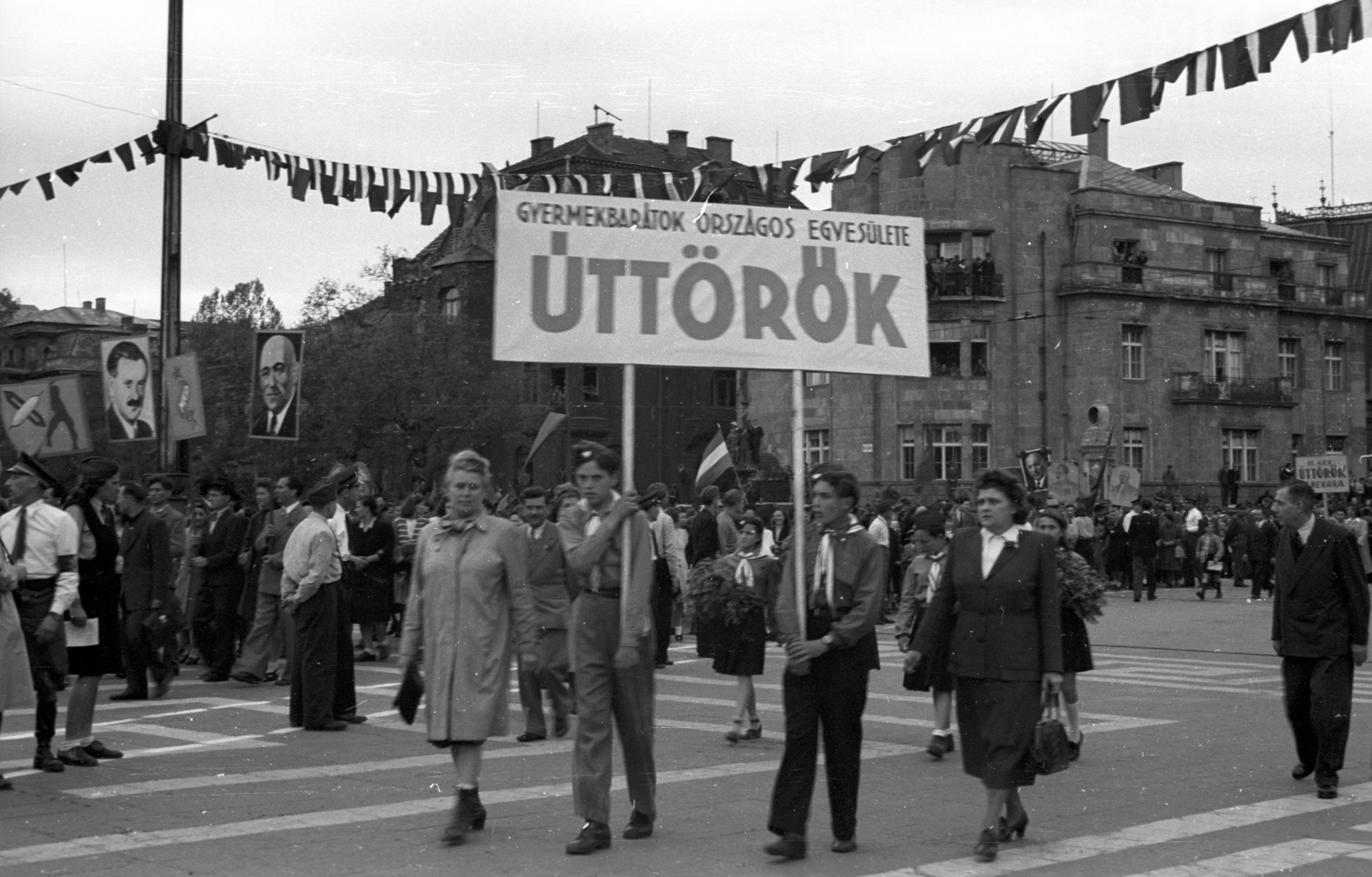 Hungary, Budapest XIV., Hősök tere, jobbra az Andrássy út torkolata, május 1-i ünnepség., 1947, Berkó Pál, Budapest, pioneer, Mátyás Rákosi-portrayal, student, Fortepan #78666