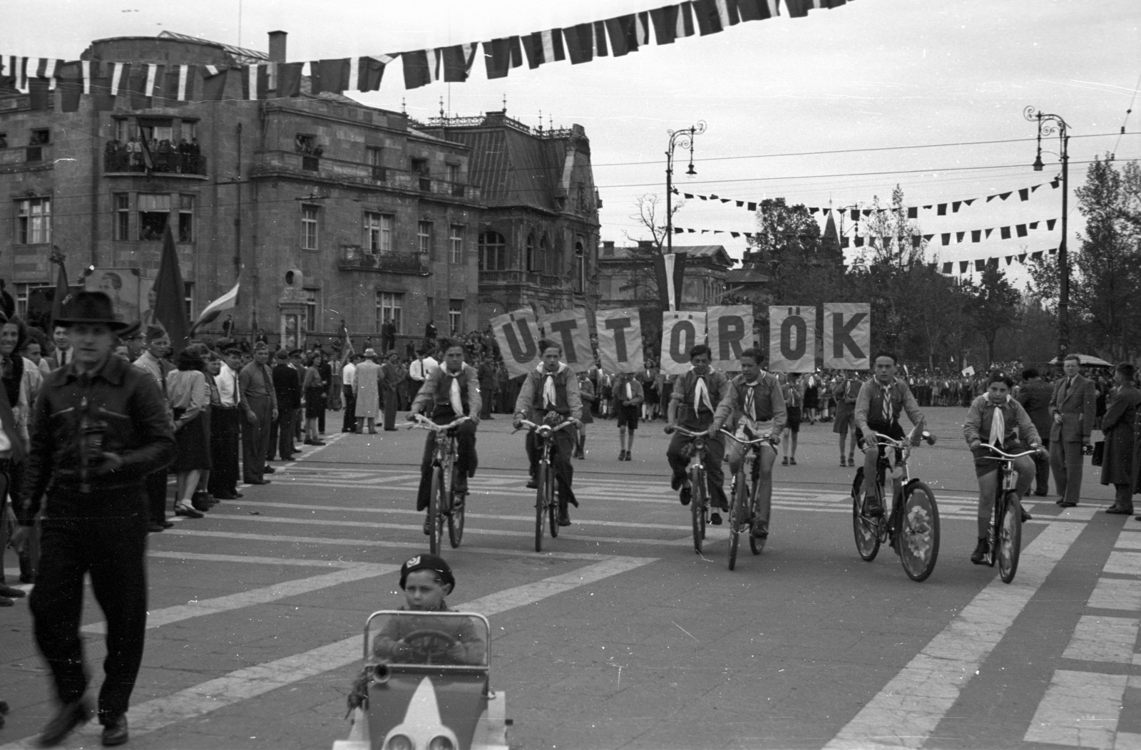 Hungary, Budapest XIV., Hősök tere, háttérben az Andrássy út torkolata, május 1-i ünnepség., 1947, Berkó Pál, Budapest, pioneer, bicycle, march, Fortepan #78667