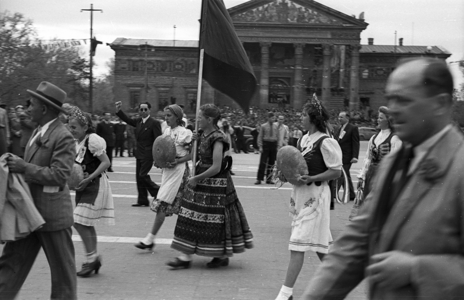 Hungary, Budapest XIV., Hősök tere, háttérben a Műcsarnok, május 1-i ünnepség., 1947, Berkó Pál, museum, folk costume, loaf of bread, Budapest, Albert Schickedanz-design, Neoclassical architecture, Fortepan #78673