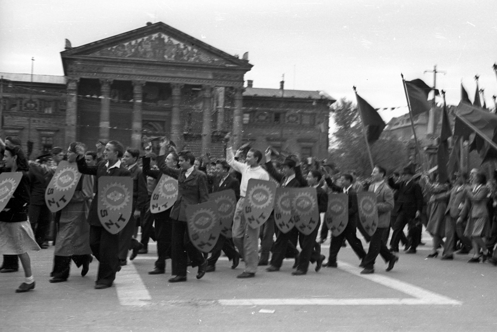 Hungary, Budapest XIV., Hősök tere, balra a háttérben a Műcsarnok, május 1-i ünnepség., 1947, Berkó Pál, museum, shield, Budapest, Albert Schickedanz-design, Neoclassical architecture, Fortepan #78674