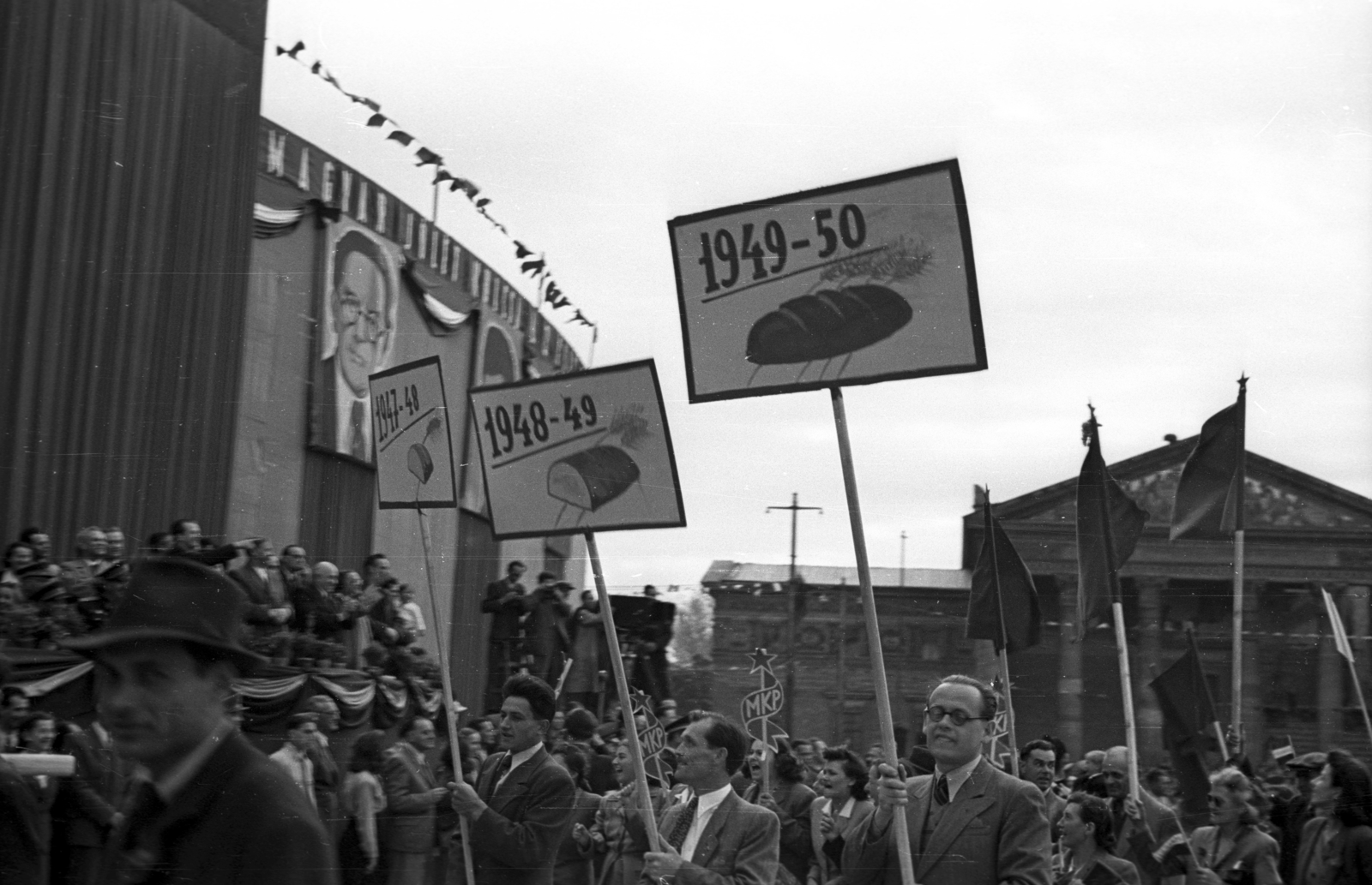 Hungary, Budapest XIV., Hősök tere, dísztribün a május 1-i ünnepség alkalmával, háttérben a Műcsarnok., 1947, Berkó Pál, loaf of bread, Budapest, mass, march, demonstration board, Fortepan #78679