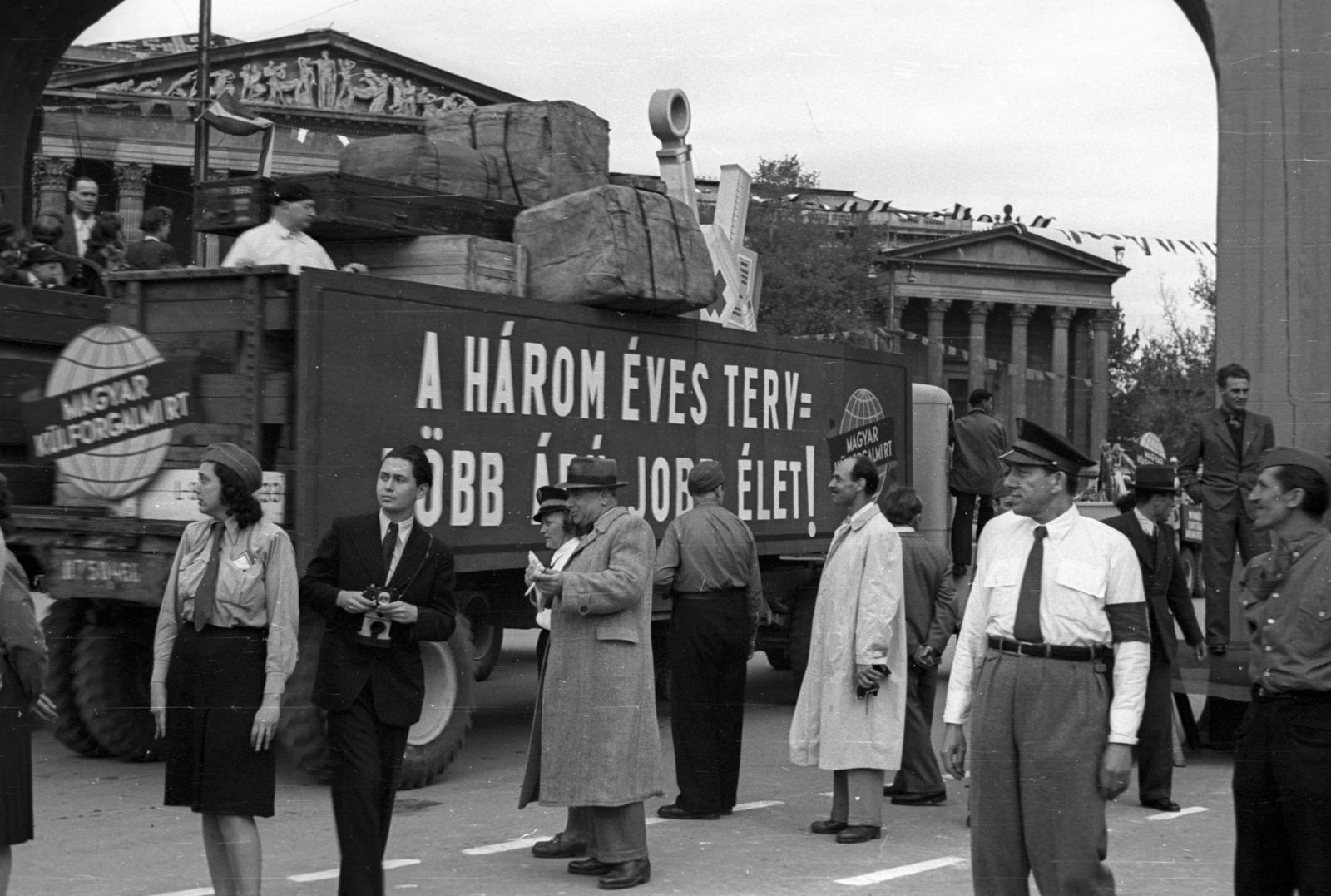 Hungary, Budapest XIV., Hősök tere, háttérben a Szépművészeti Múzeum, május 1-i ünnepség., 1947, Berkó Pál, commercial vehicle, political decoration, Budapest, ad truck, Fortepan #78680